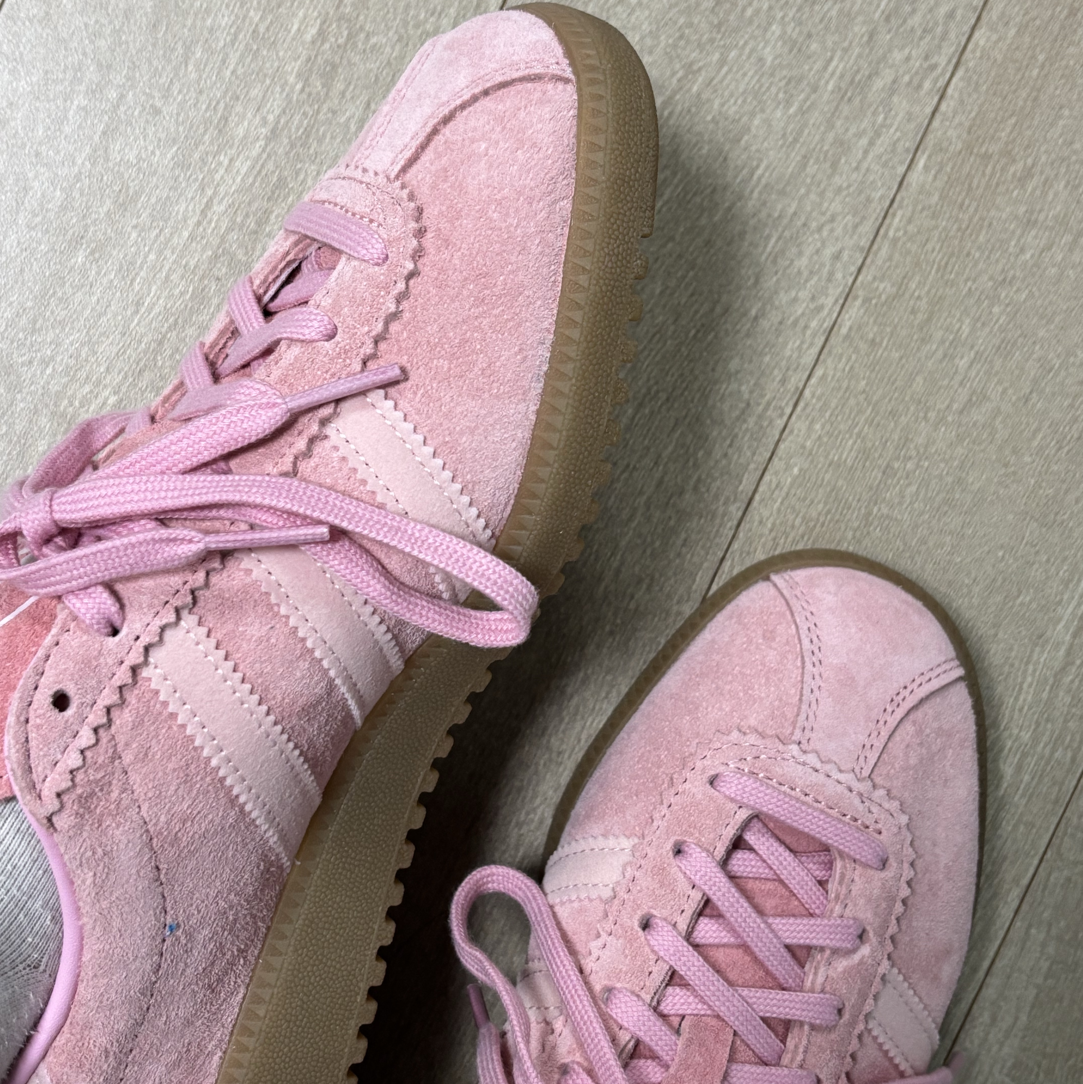 Adidas Bermuda Glow Pink 착용 스타일