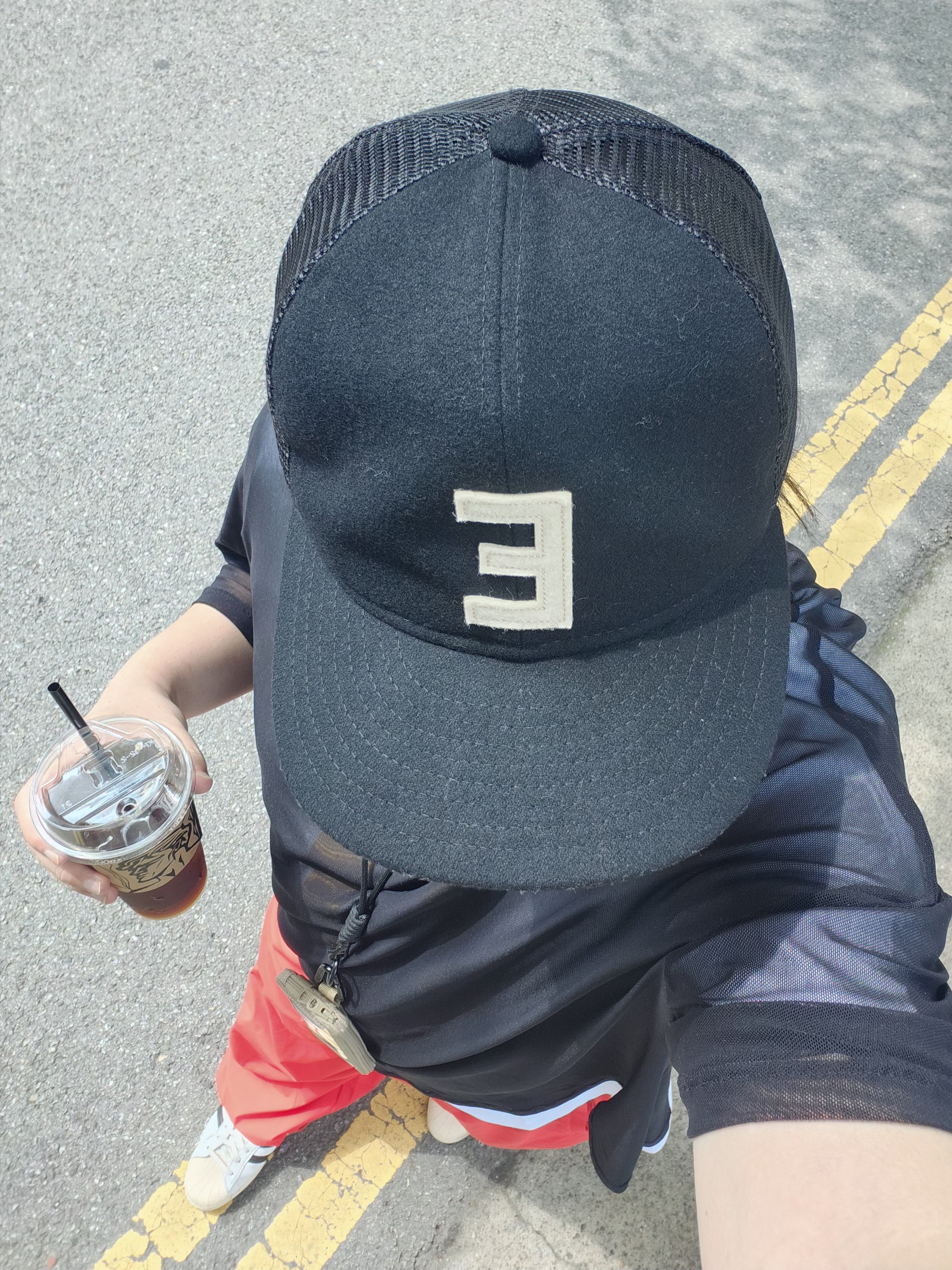 Essentials x New Era E Trucker Cap Black, Human Made Military Card Case Beige 착용 스타일 - 1