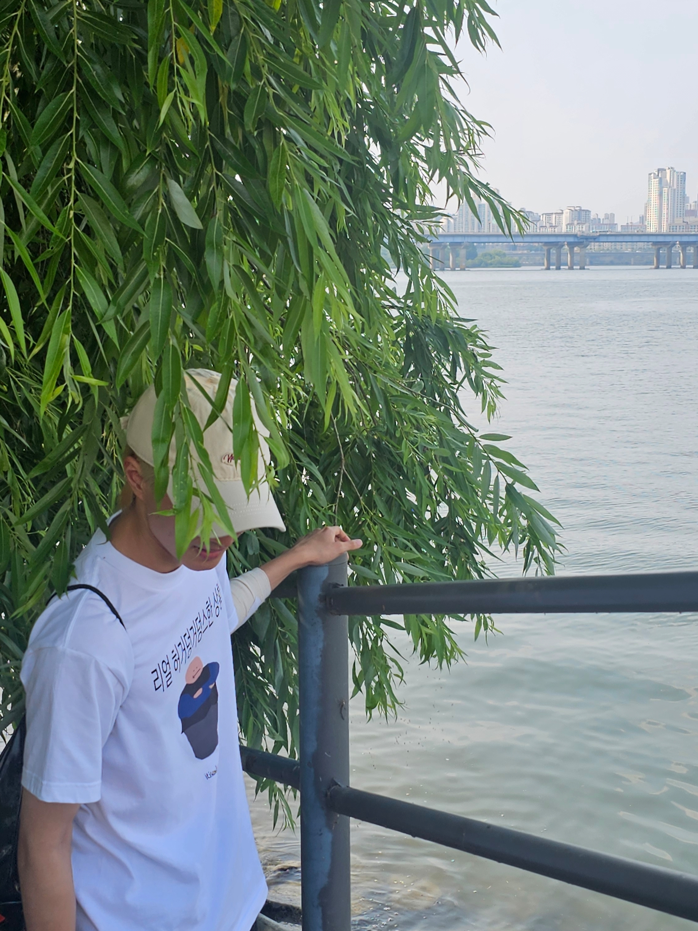 itiscoolthing Real Heogeodeong-Geodeongseuhan Situation T-Shirts White 착용 스타일 - 3
