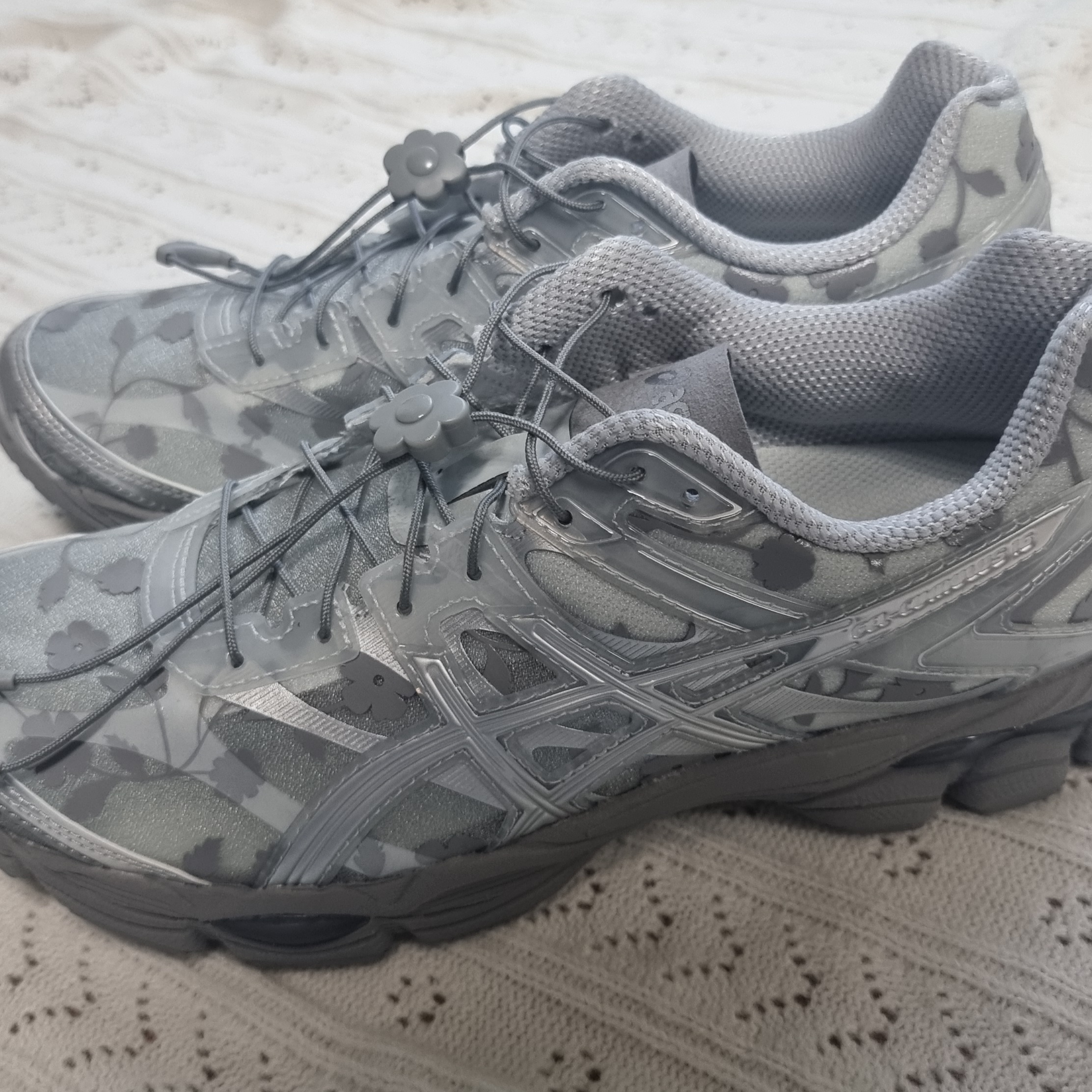 Asics x Cecilie Bahnsen Gel-Cumulus 16 Gray 착용 스타일 - 3