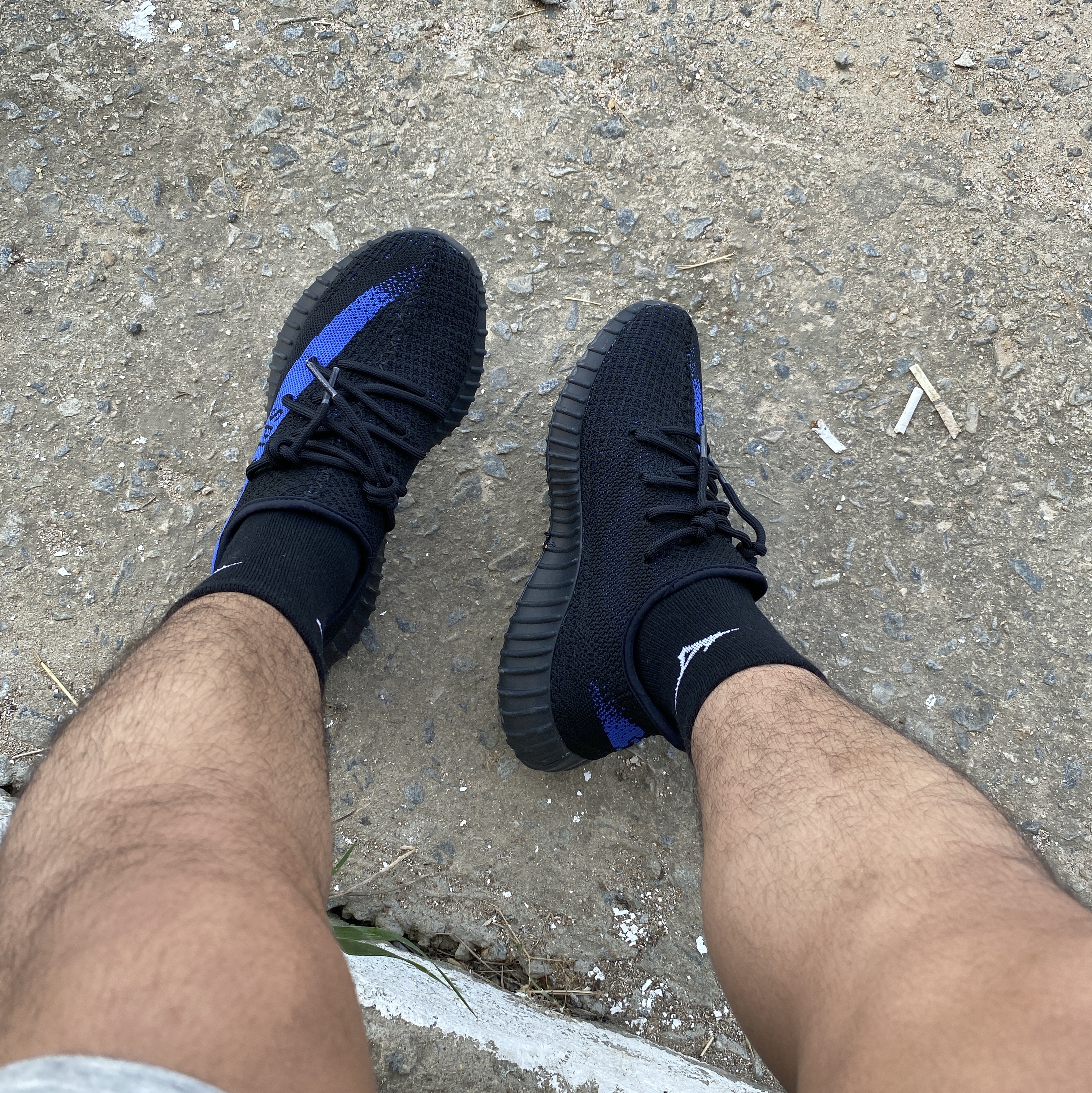 Adidas Yeezy Boost 350 V2 Slate Core Black 2022/2023 착용 스타일 - 1