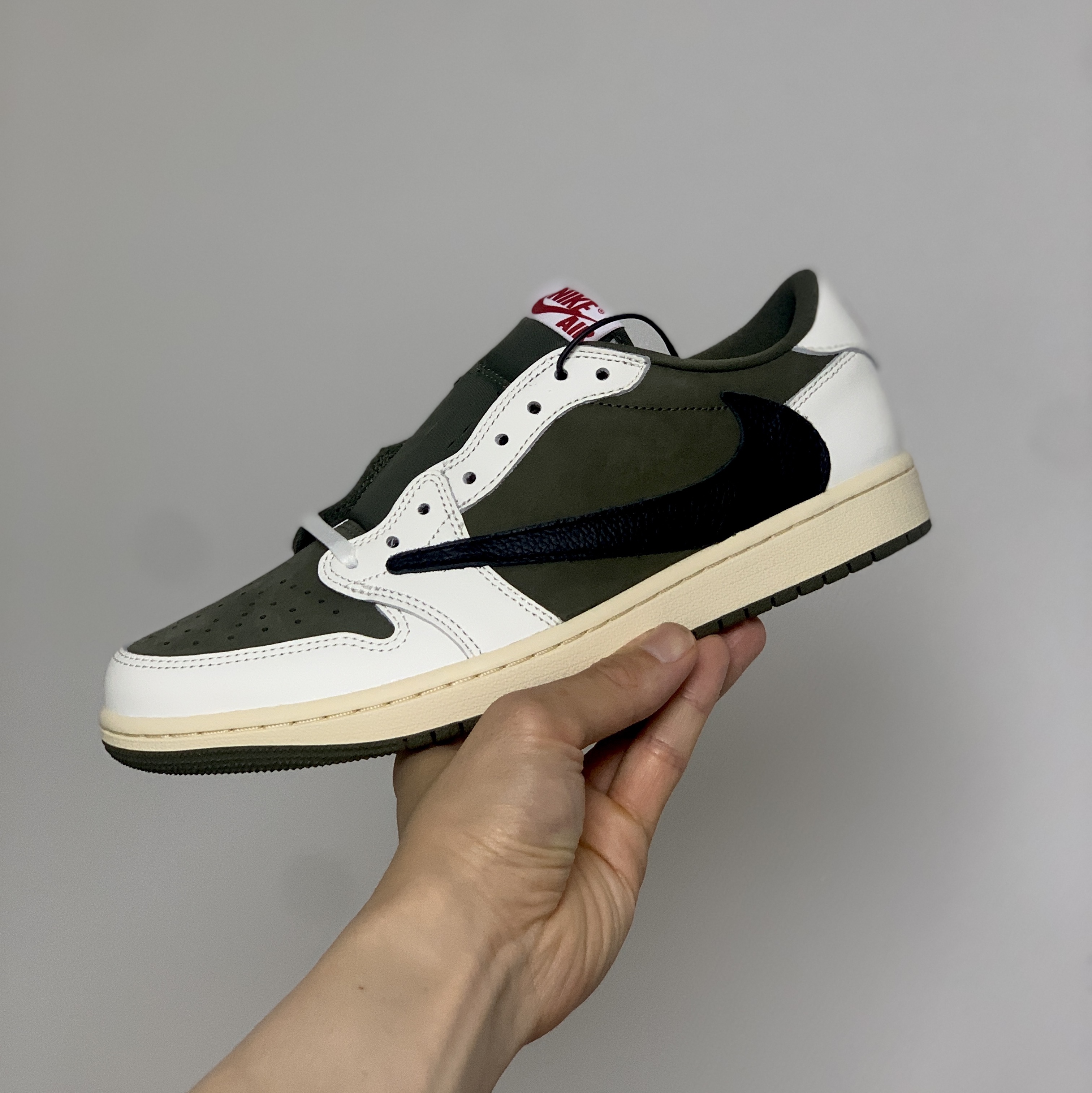 Jordan 1 x Travis Scott Retro Low OG SP Reverse Olive 착용 스타일