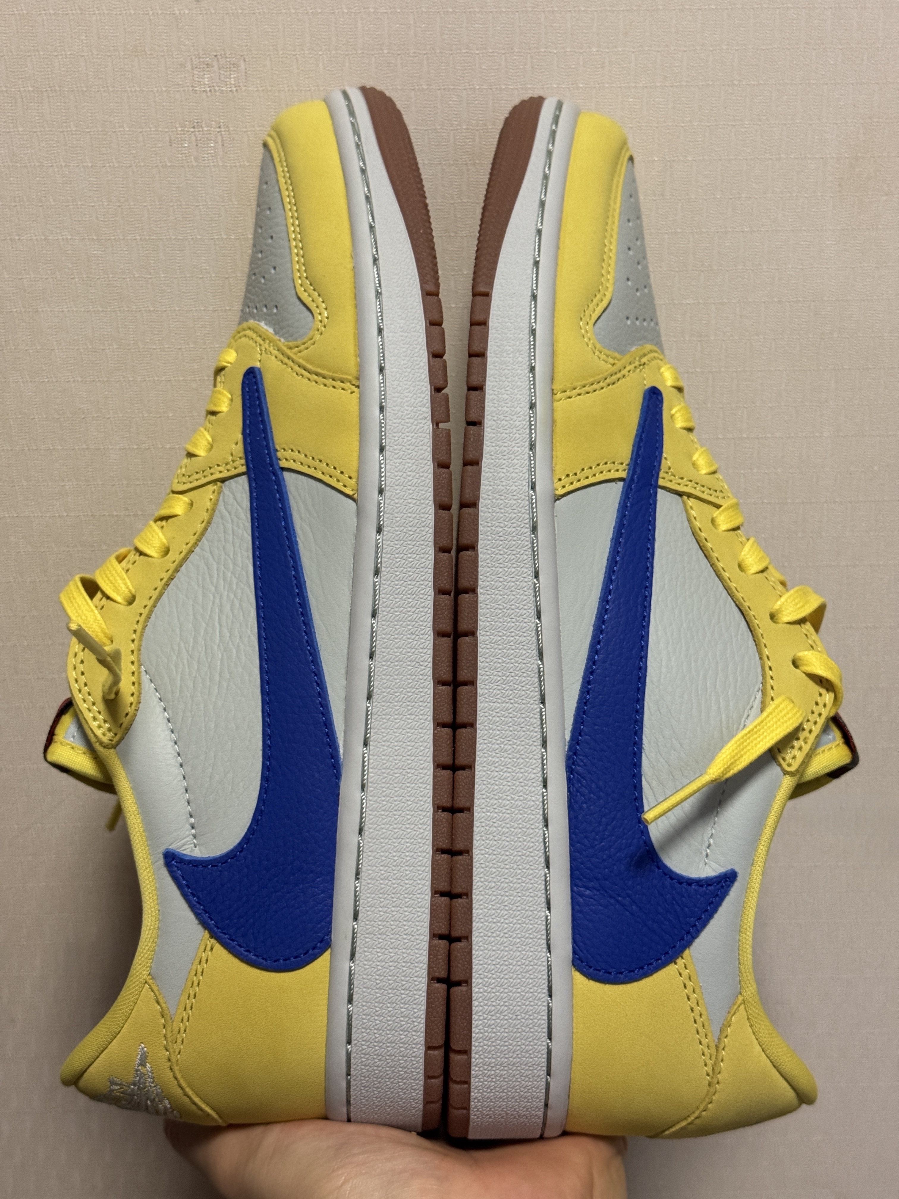 (W) Jordan 1 x Travis Scott Retro Low OG SP Canary 착용 스타일