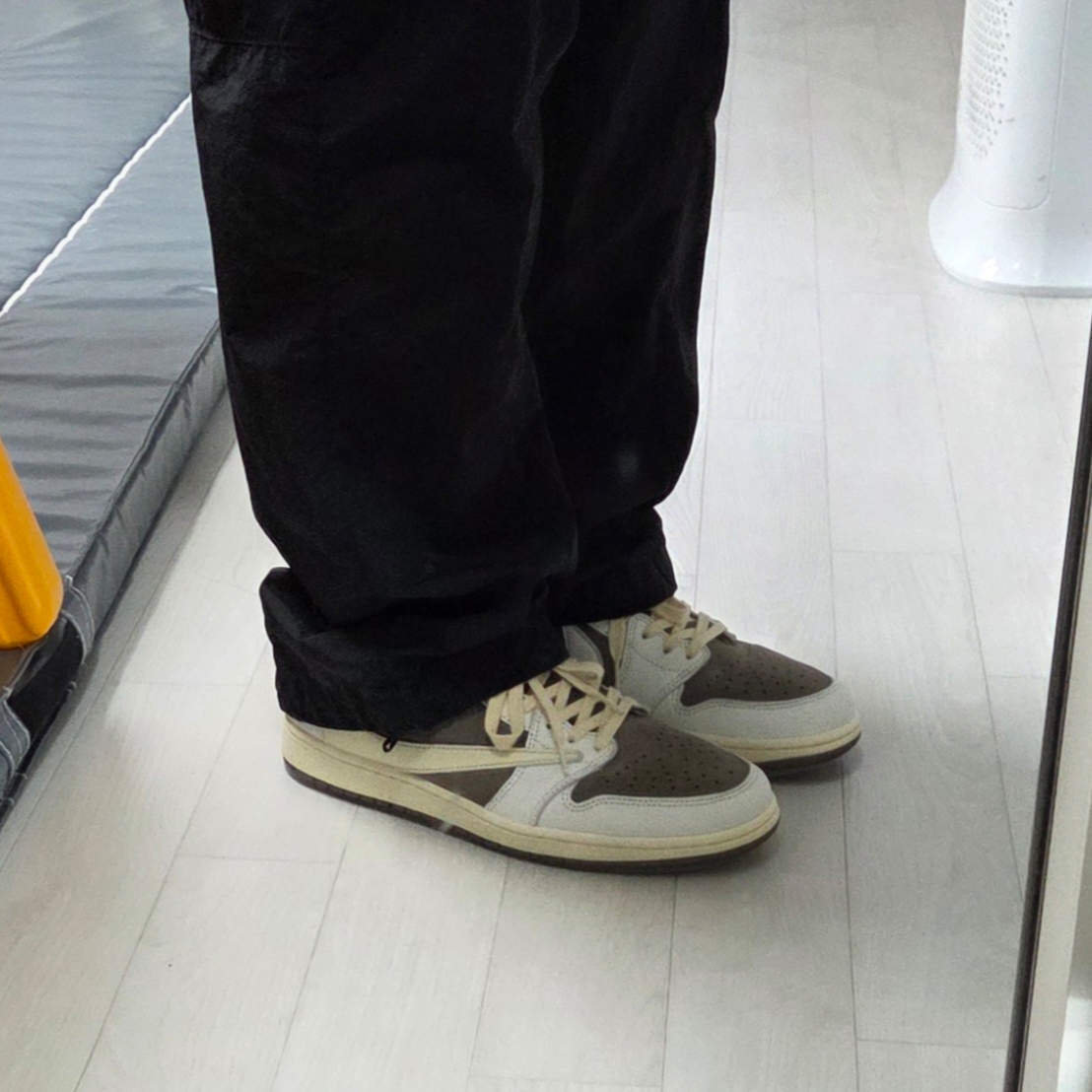 Jordan 1 x Travis Scott Retro Low OG SP Sail and Ridgerock 착용 스타일 - 4