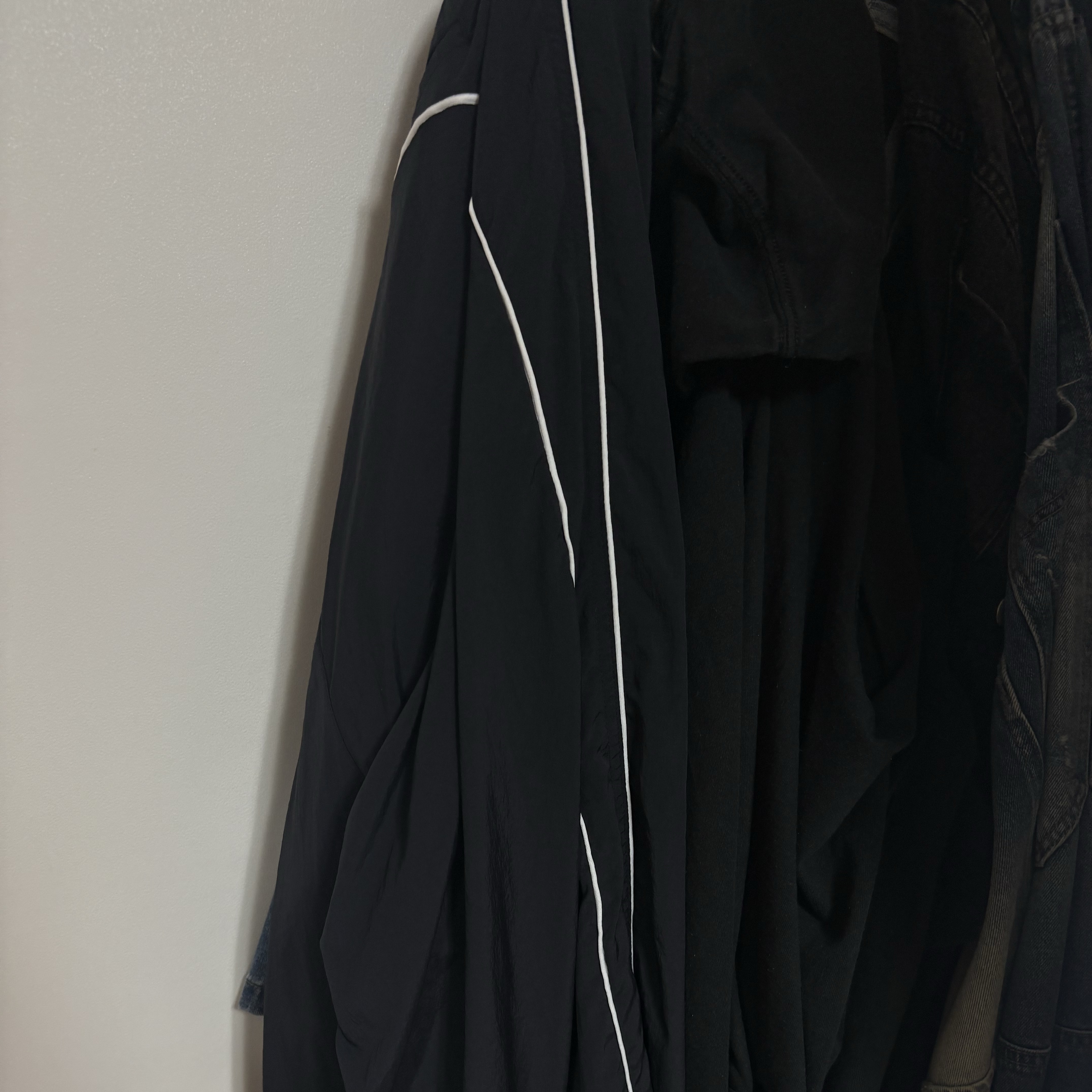 Undermycar Mu.126 Original Logo Piping Line Nylon Pants Black 착용 스타일