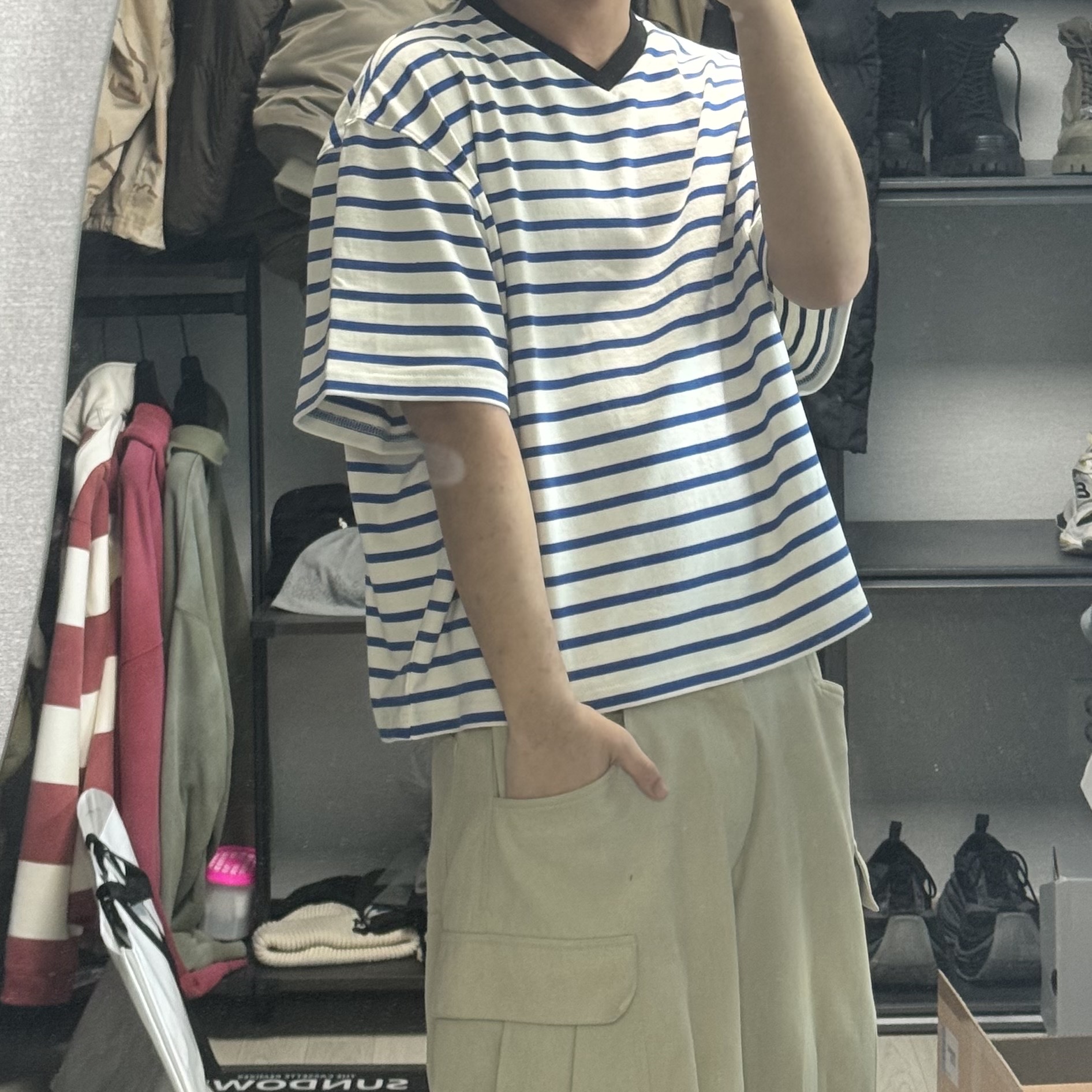 Nonnod Cropped V-neck T-shirt Blue stripe, Nonnod Side cargo shorts Beige 착용 스타일