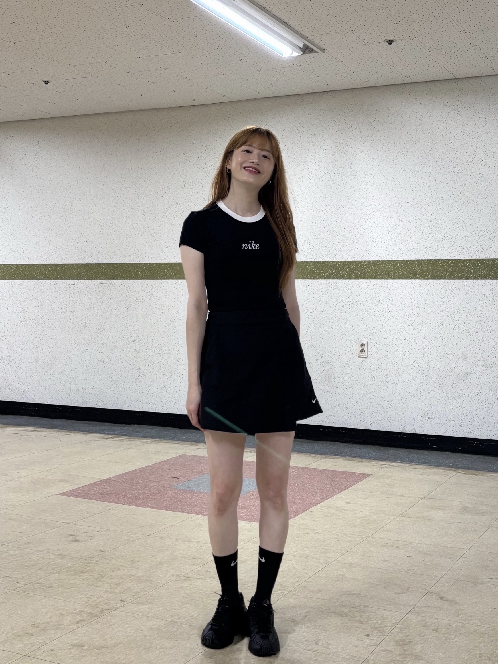 (W) Nike Shox R4 Black 착용 스타일 - 1