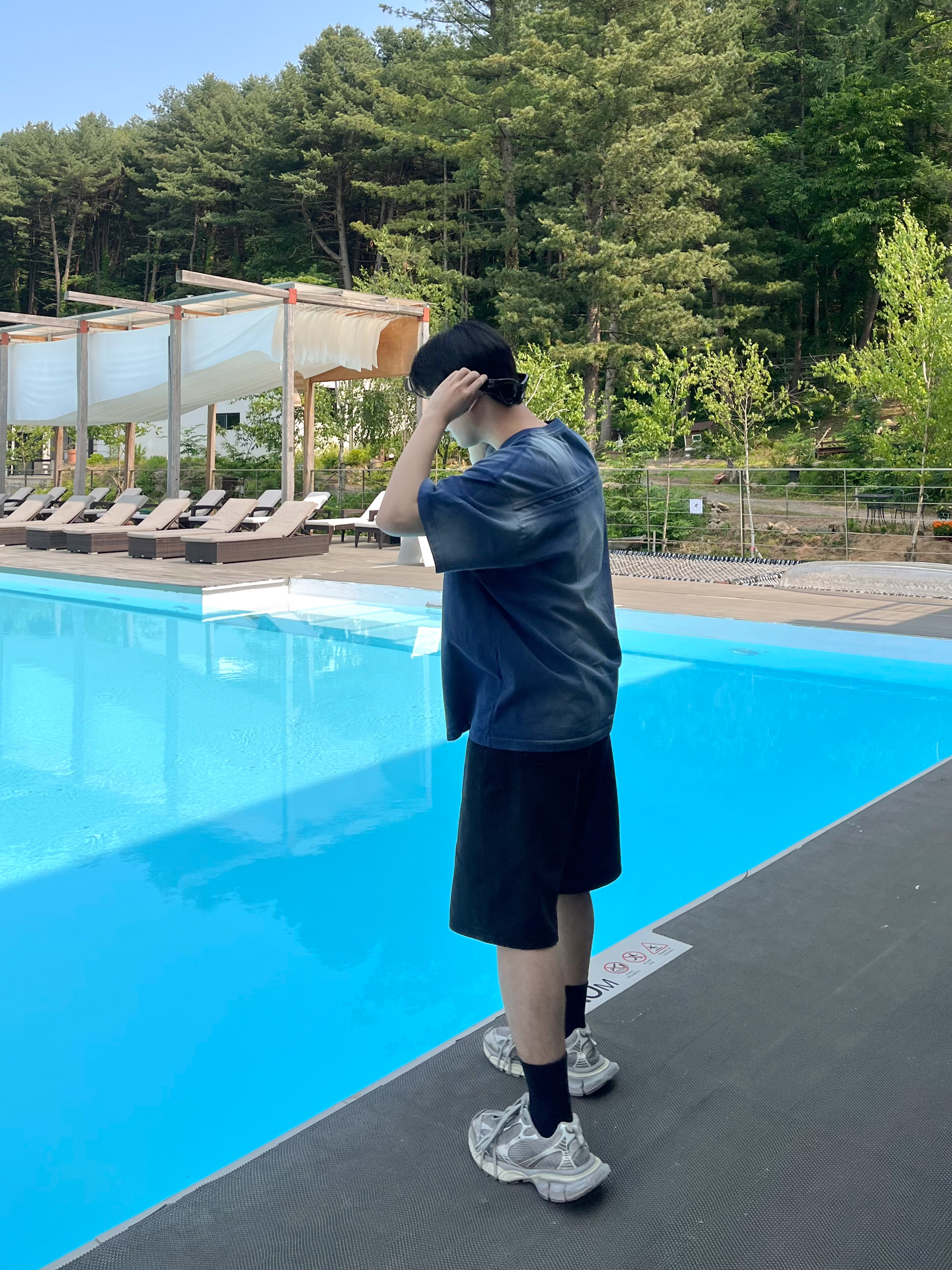 Nonnod Back Detail T-Shirt Washed Navy, Balenciaga 3XL Sneakers Light Beige 착용 스타일 - 4