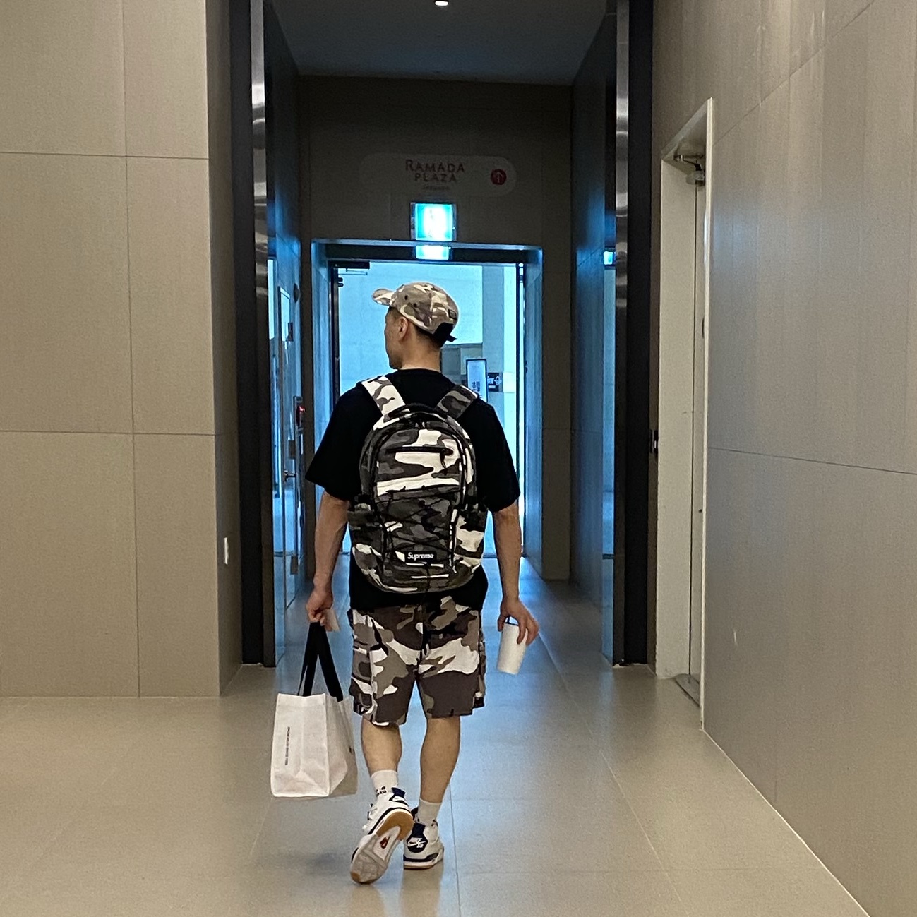 Supreme Backpack Snow Camo - 25SS, Supreme Cargo Water Short Snow Camo - 25SS 착용 스타일 - 1