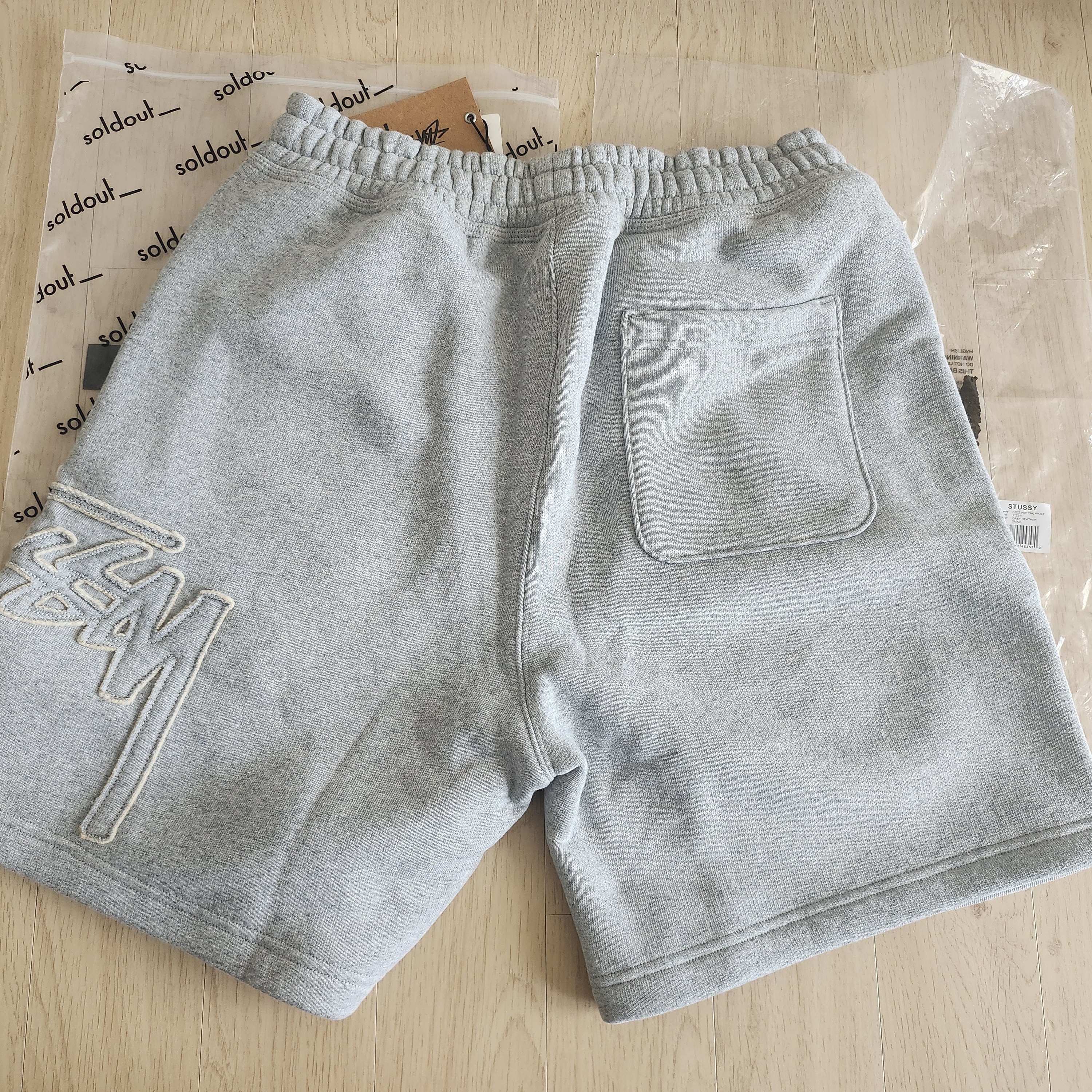 Stussy Tonal Applique Fleece Shorts Grey Heather 착용 스타일 - 1