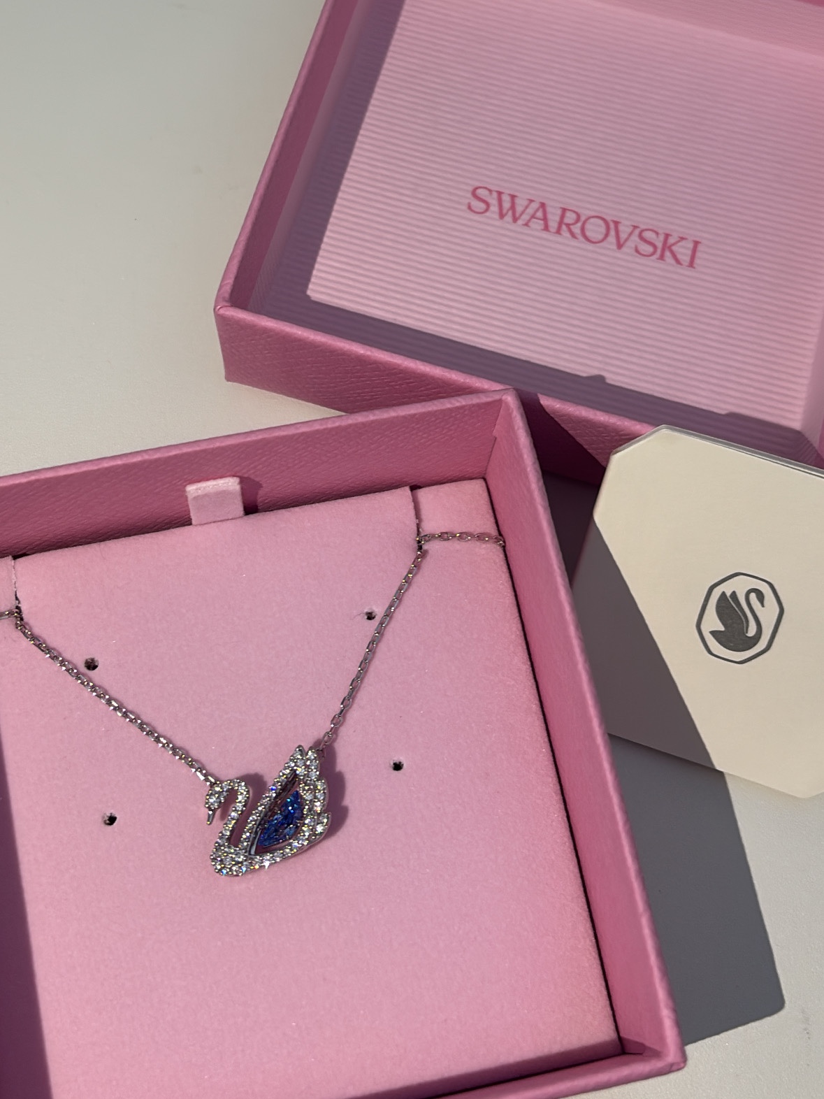 (W) Swarovski Dancing Swan Necklace Blue Rhodium Plated 착용 스타일