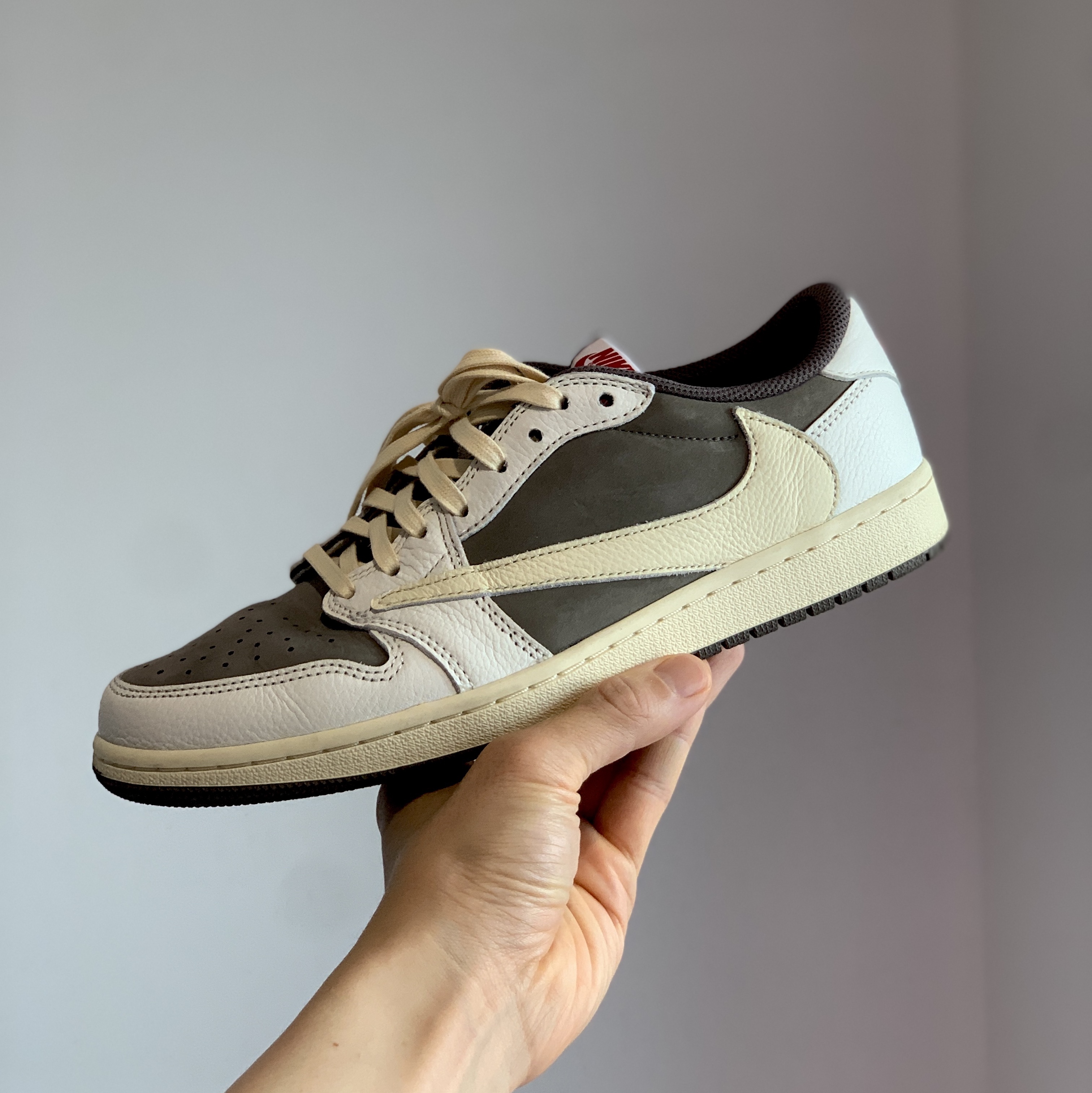 Jordan 1 x Travis Scott Retro Low OG SP Sail and Ridgerock 착용 스타일