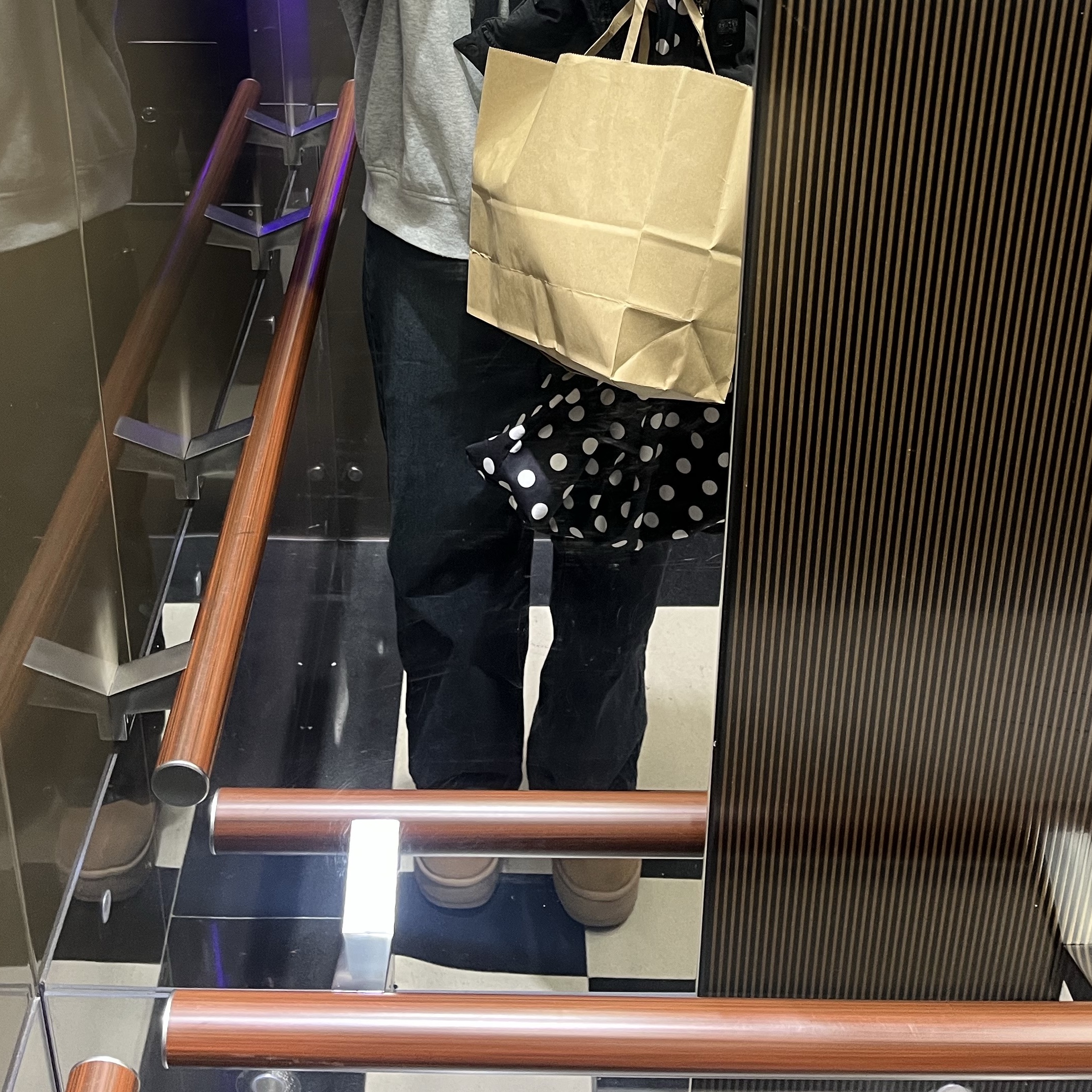 (W) UGG Classic Mini Platform Boots Chestnut 착용 스타일 - 1