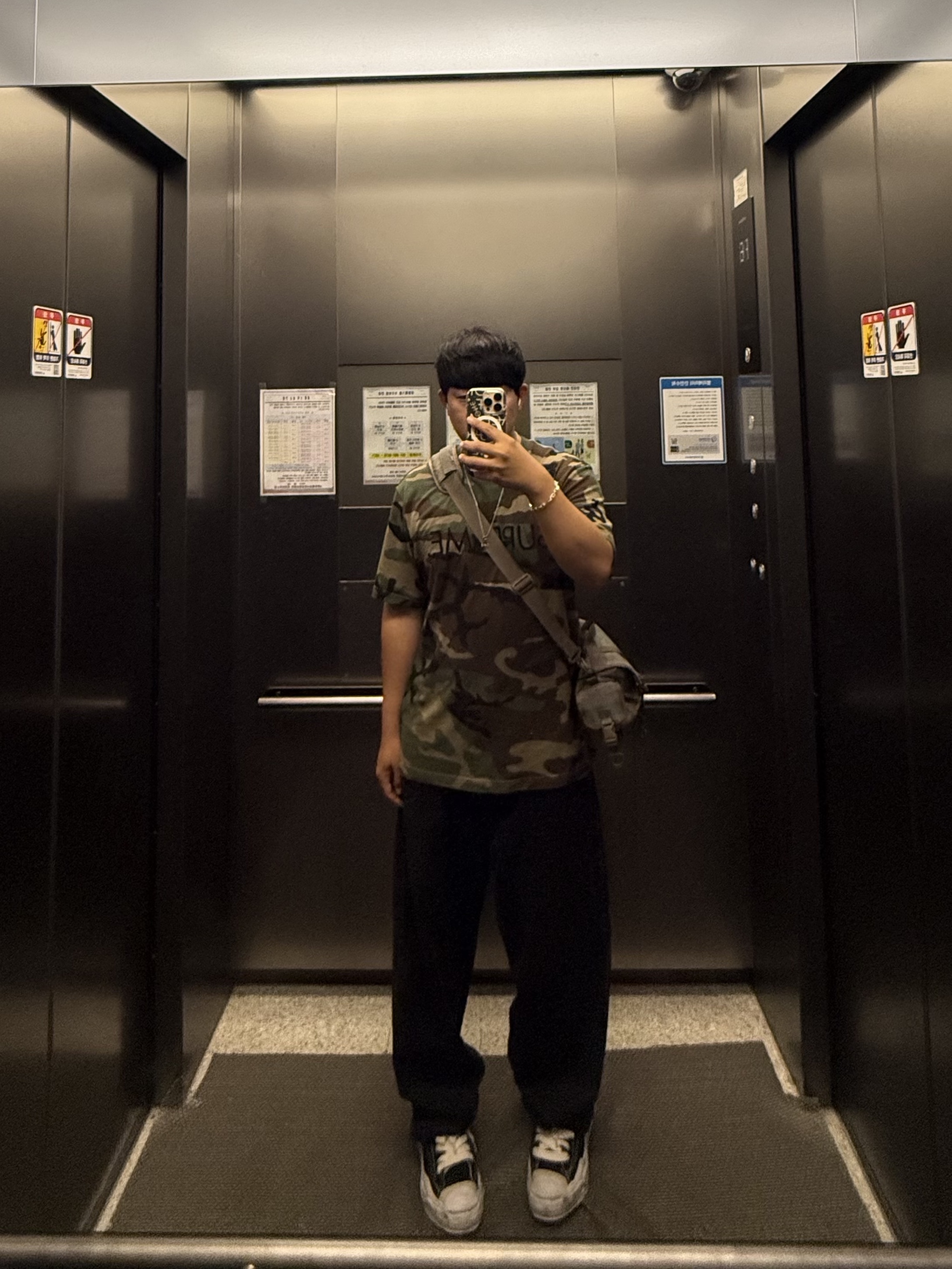 Supreme Capital S/S Top Woodland Camo - 25SS, Supreme Mini Duffle Bag Woodland Camo - 24SS 착용 스타일