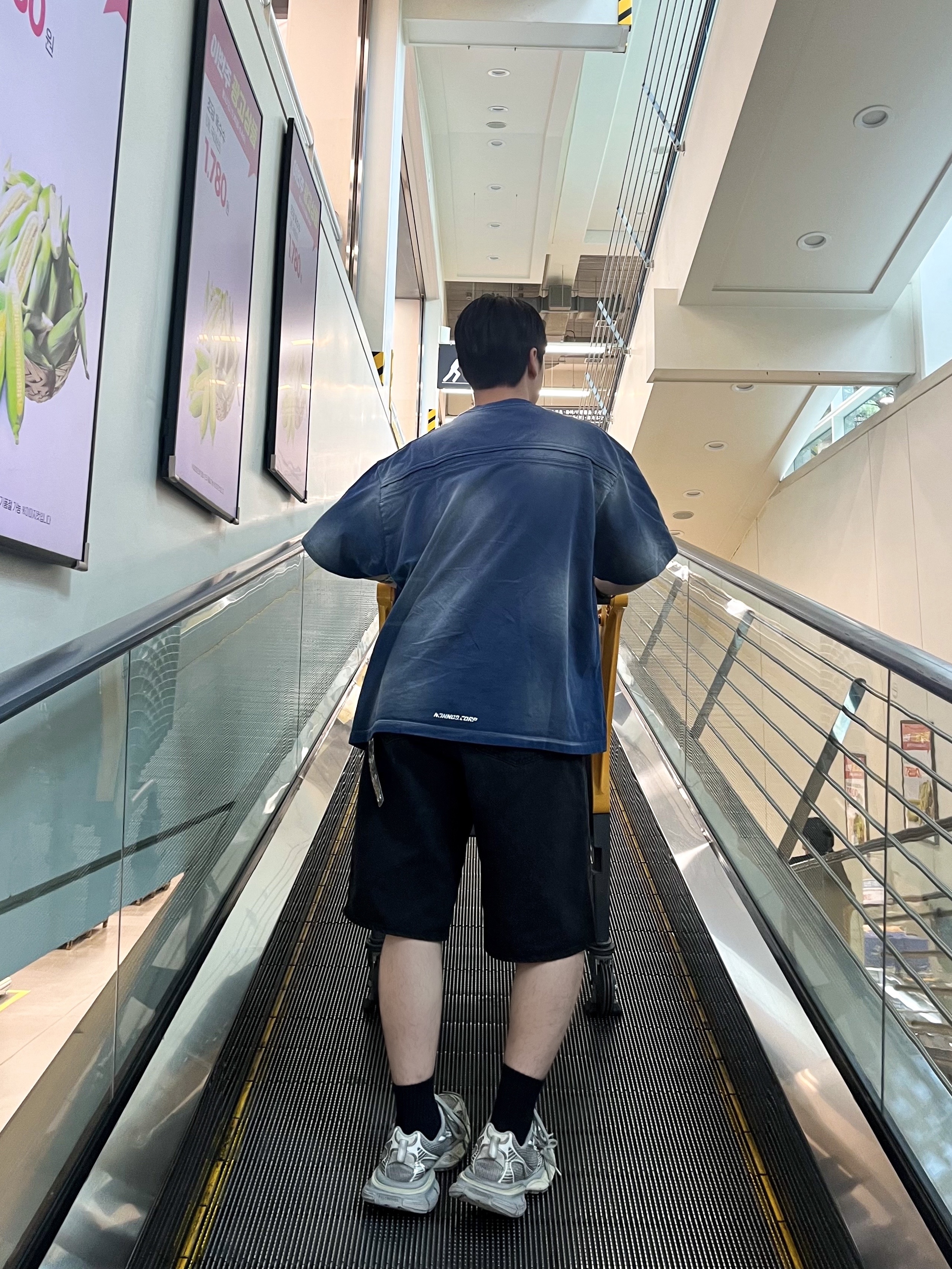 Nonnod Back Detail T-Shirt Washed Navy, Balenciaga 3XL Sneakers Light Beige 착용 스타일 - 5
