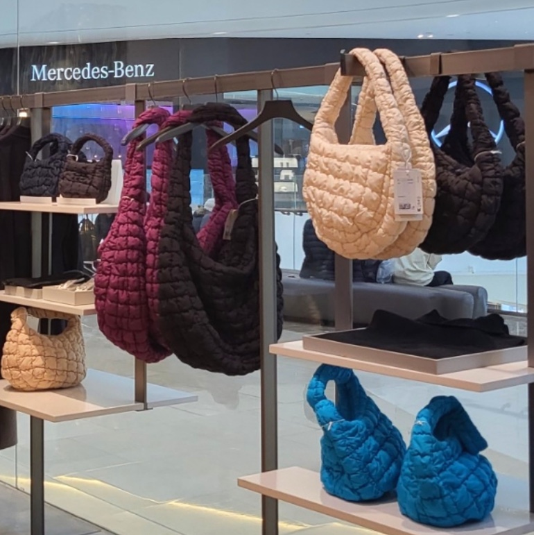 COS Quilted Oversized Shoulder Bag Burgundy, COS Quilted Mini Bag Bright Turquoise 착용 스타일 - 4