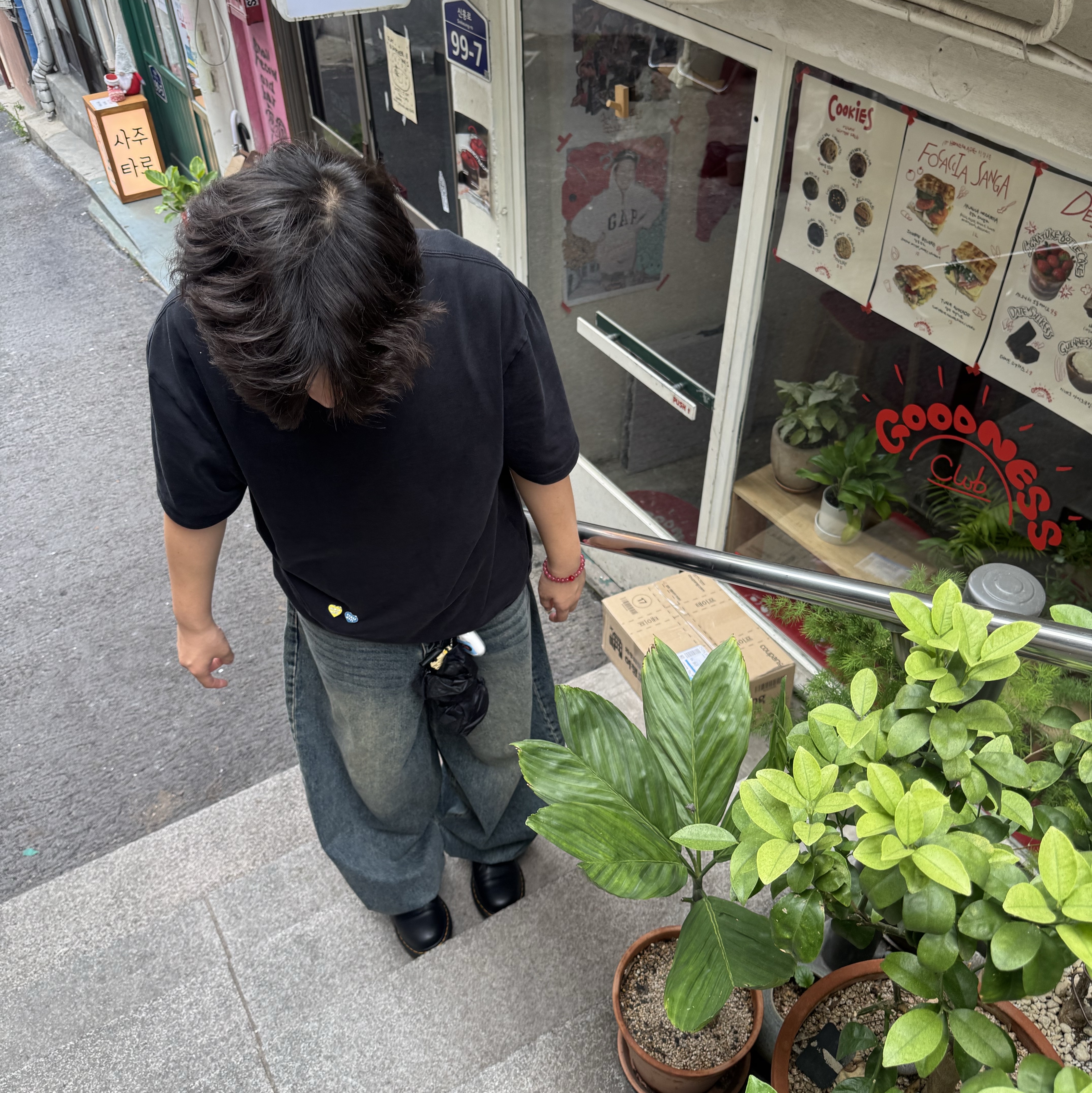 Dr. Martens 1461 Nappa Black, Apple AirPods Pro 2nd Gen (Korean Ver.) 착용 스타일
