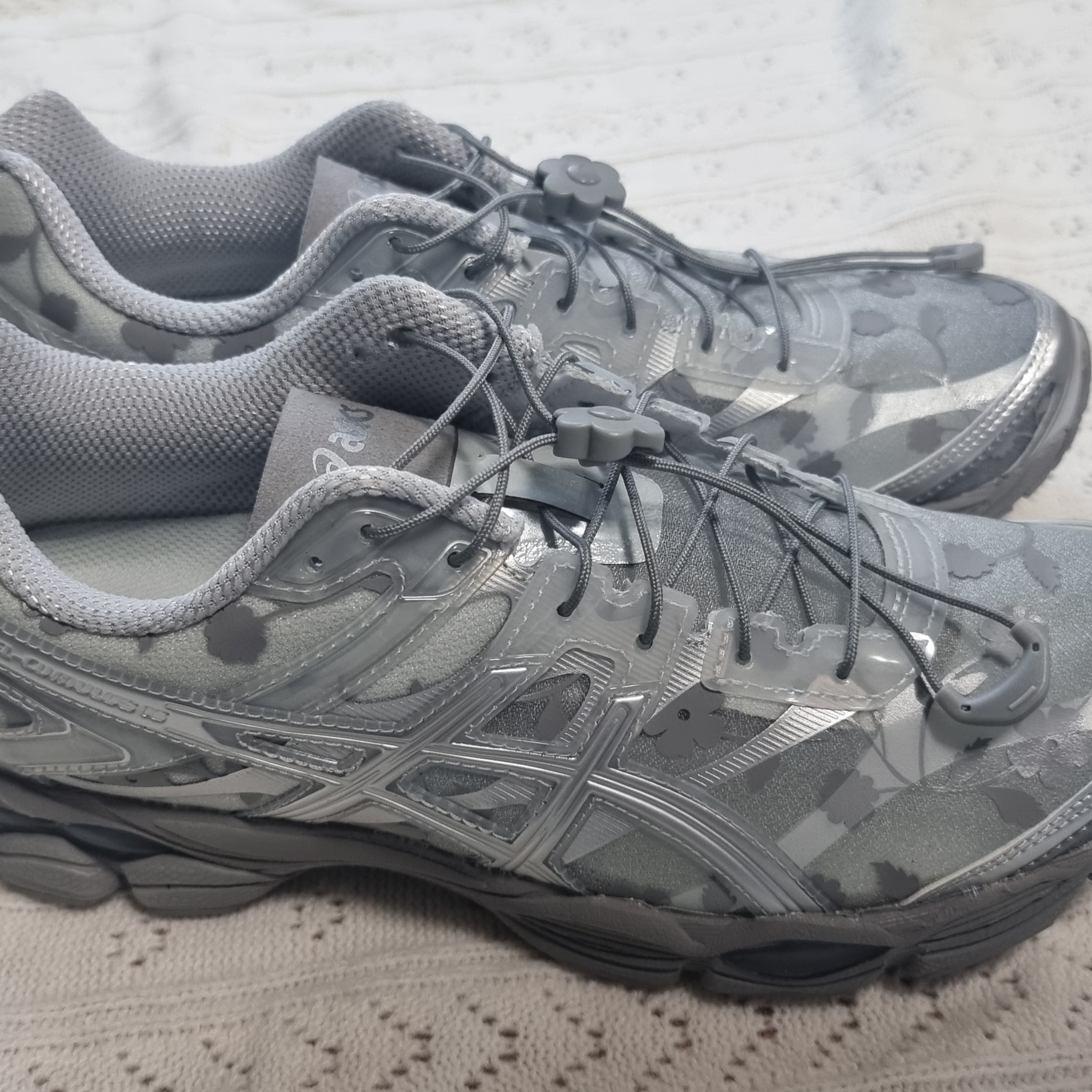 Asics x Cecilie Bahnsen Gel-Cumulus 16 Gray 착용 스타일 - 2