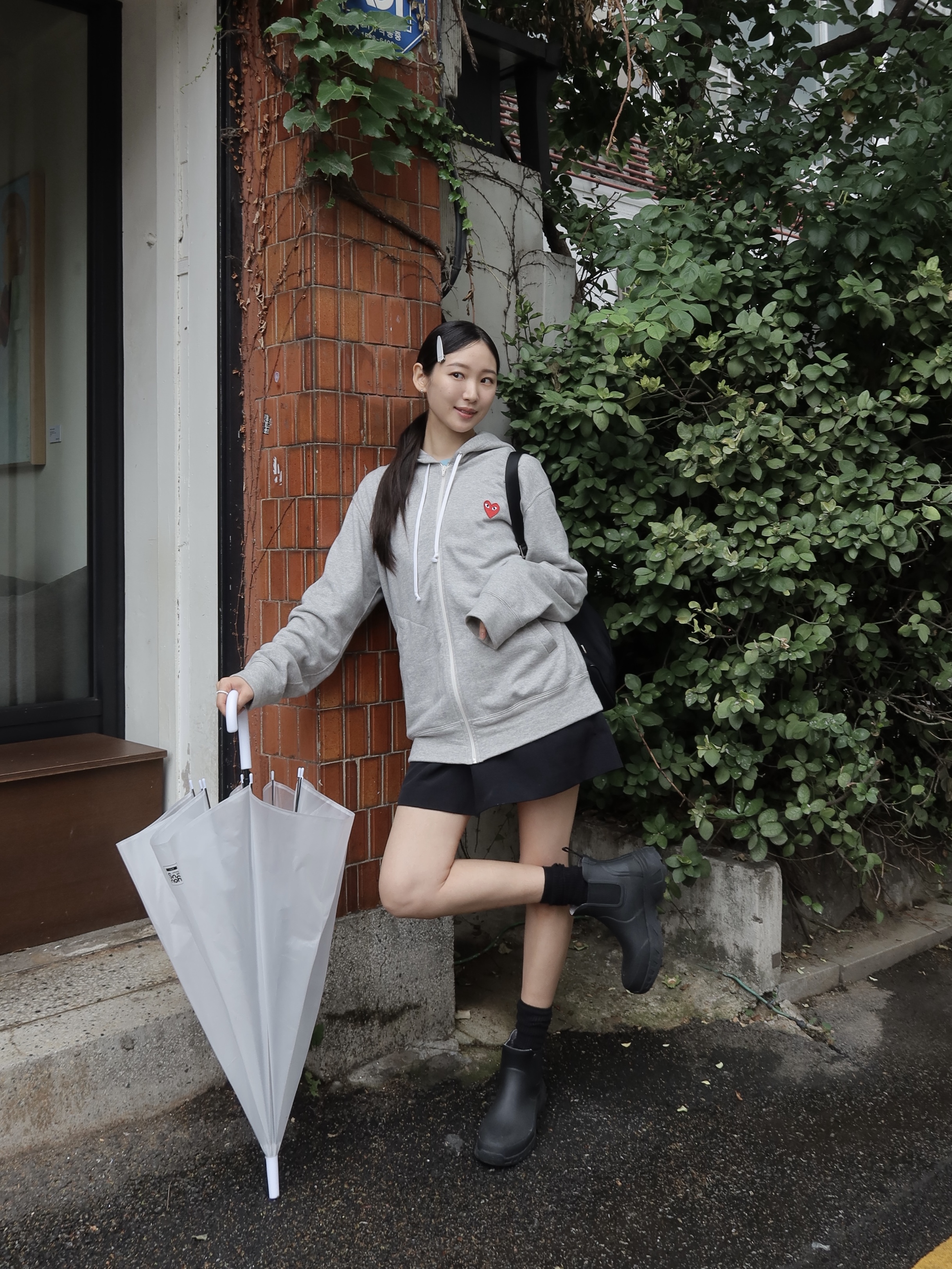 Play Comme des Garcons 5 Hearts Zip Hooded Sweatshirt Grey 착용 스타일