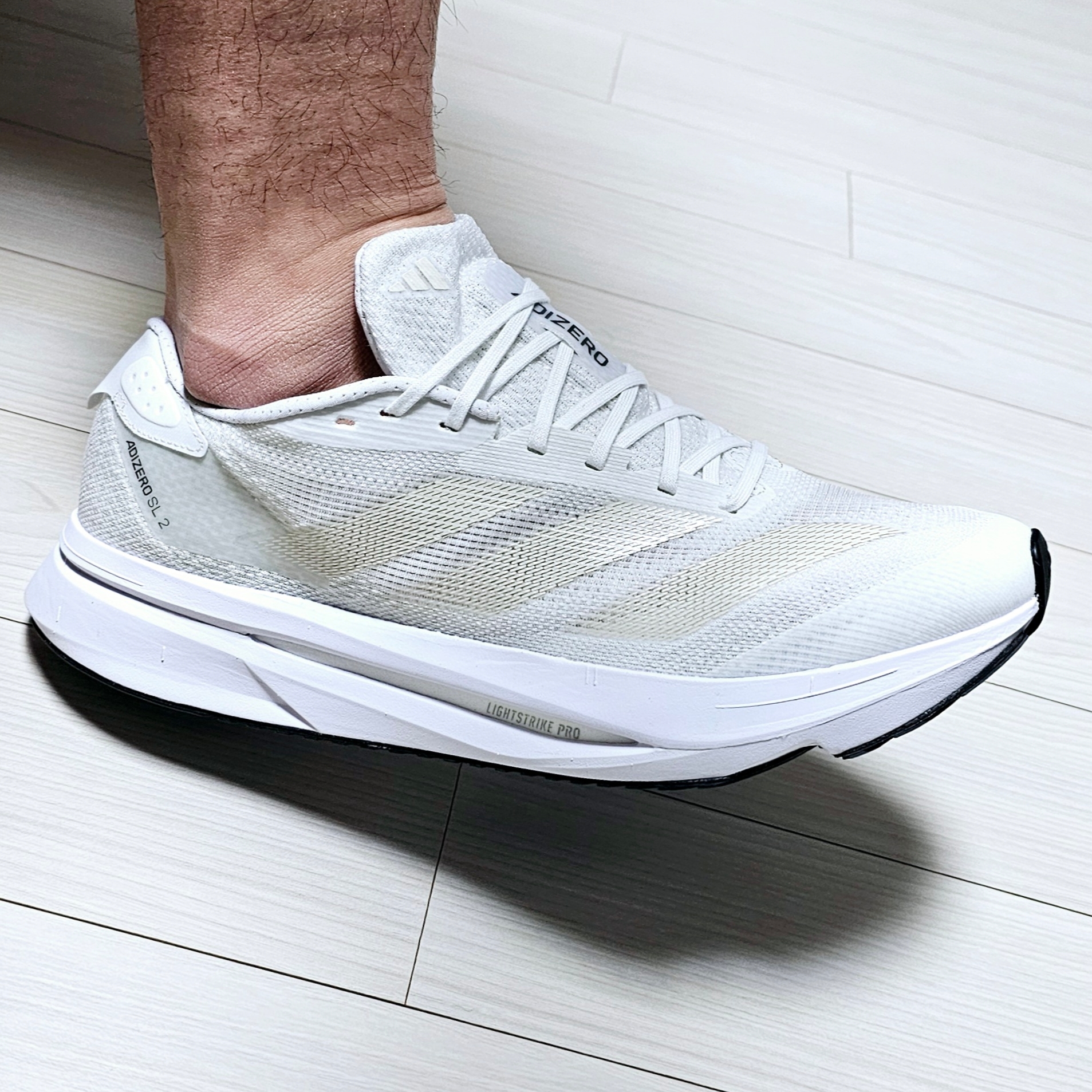 Adidas Adizero SL2 Cloud White Zero Metallic 착용 스타일