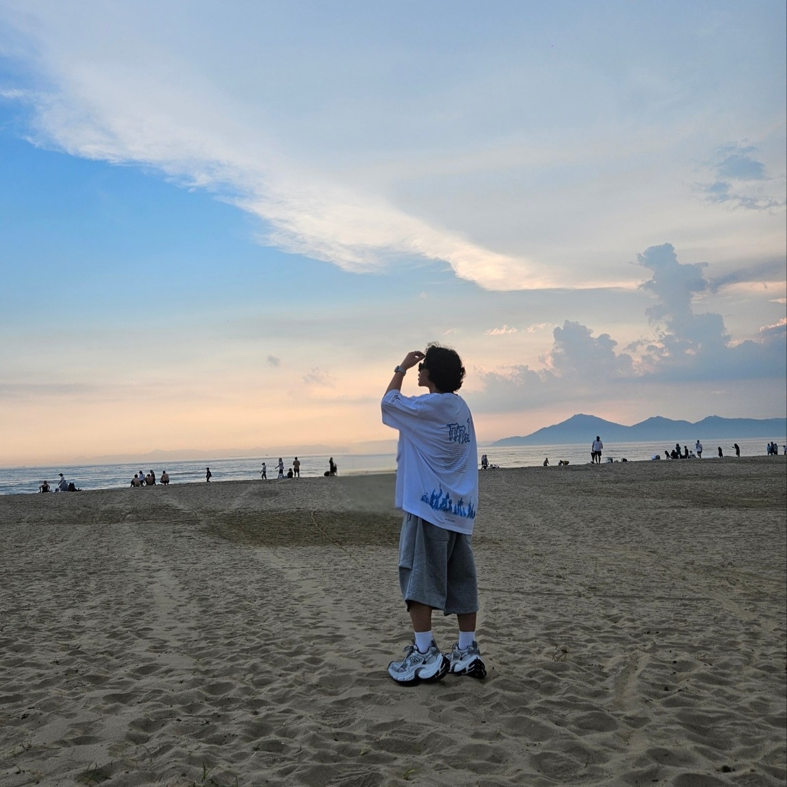 Nonnod Scuba Shorts Grey, Nonnod Soft Drink T-Shirt Dirty White 착용 스타일