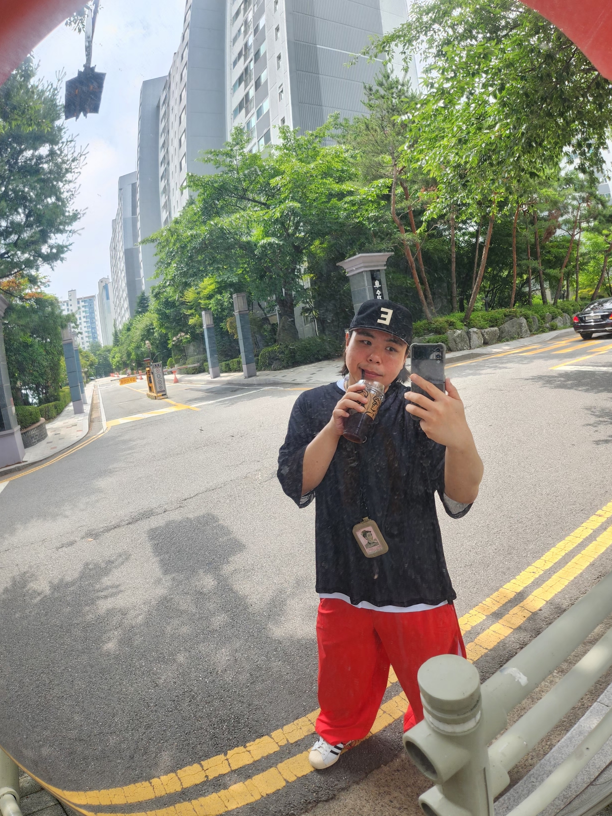 Essentials x New Era E Trucker Cap Black, Human Made Military Card Case Beige 착용 스타일 - 2