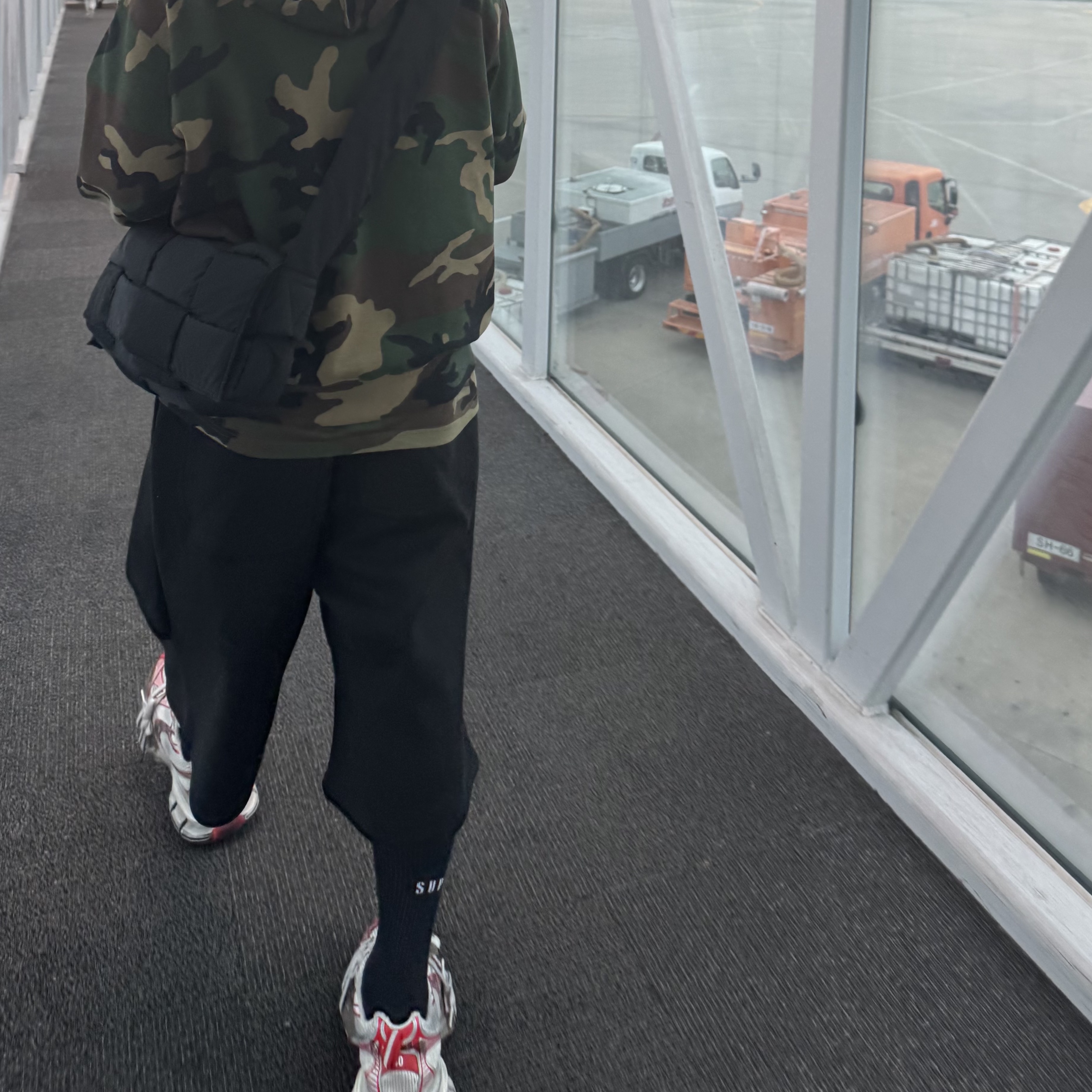 Nonnod Scuba Shorts Black, Balenciaga 3XL Sneakers Worn Out White Red 착용 스타일