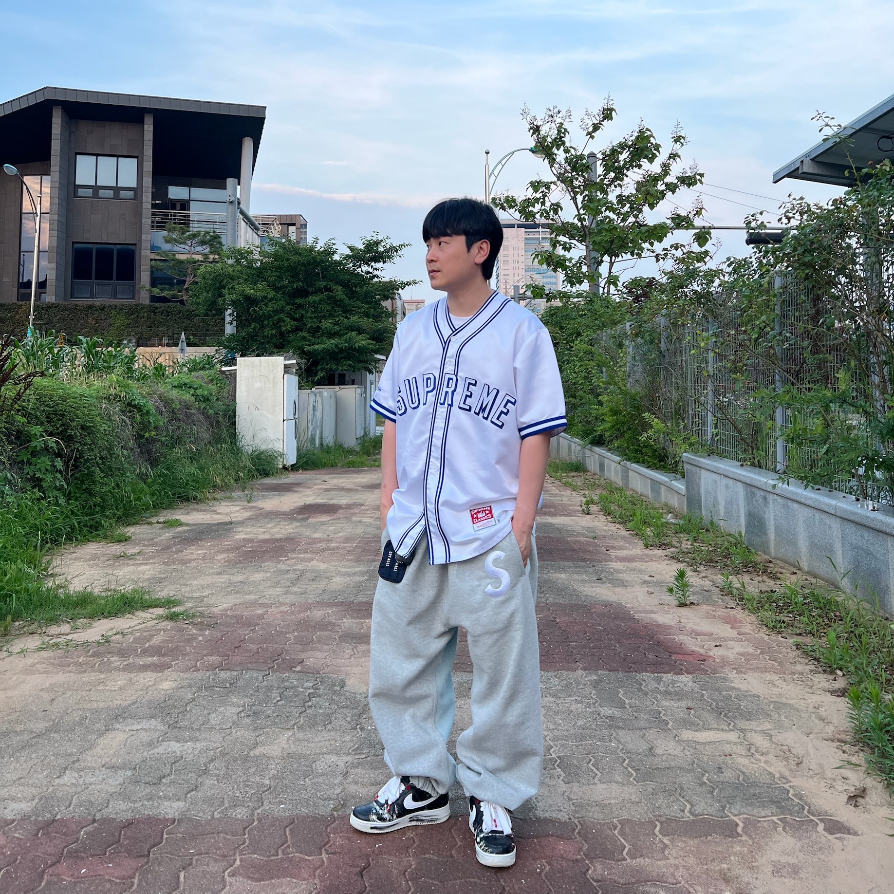 Supreme Mitchell & Ness Satin Baseball Jersey White - 23SS, Nike x Peaceminusone Air Force 1 Low Para-Noise 착용 스타일 - 1