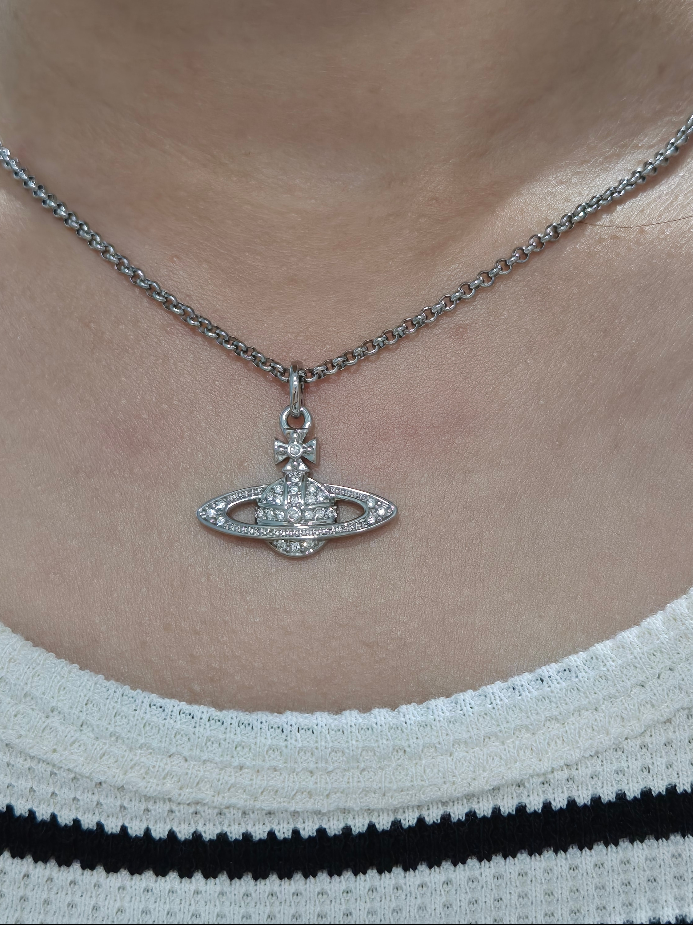Vivienne Westwood Mini Bas Relief Pendant Silver 착용 스타일 - 2