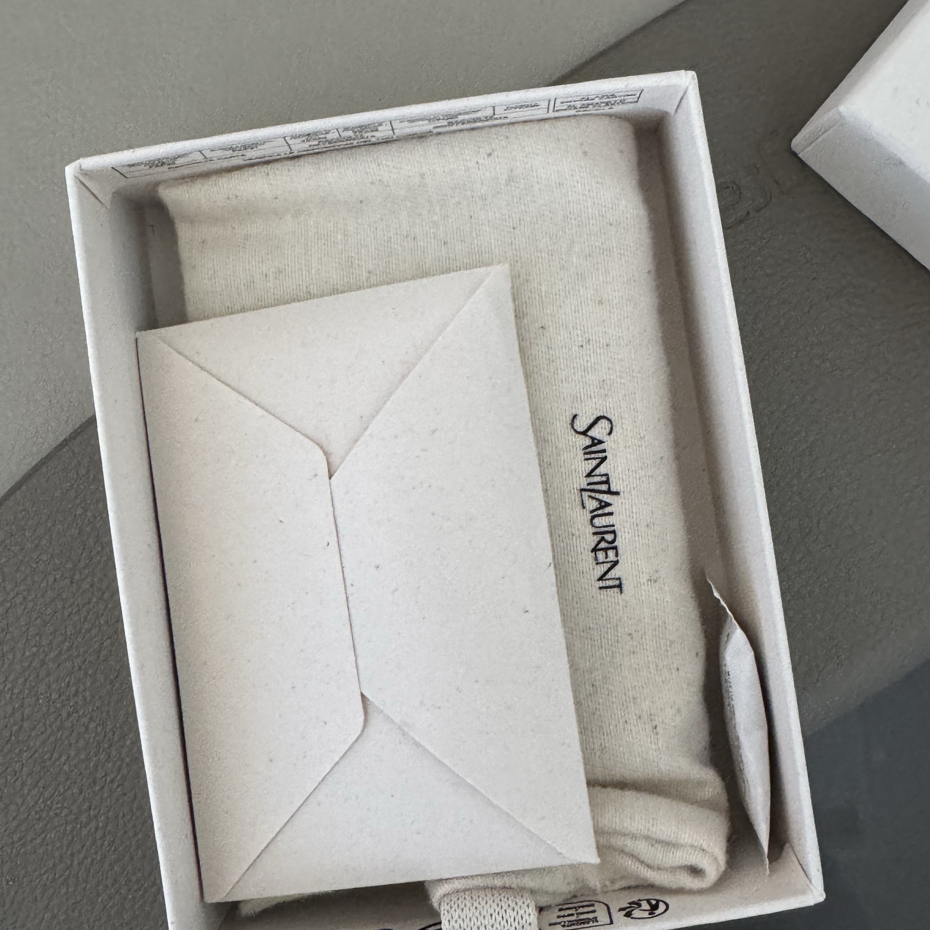 Saint Laurent Cassandre Matelasse Card Case in Grain De Poudre Embossed Leather Black 착용 스타일 - 2