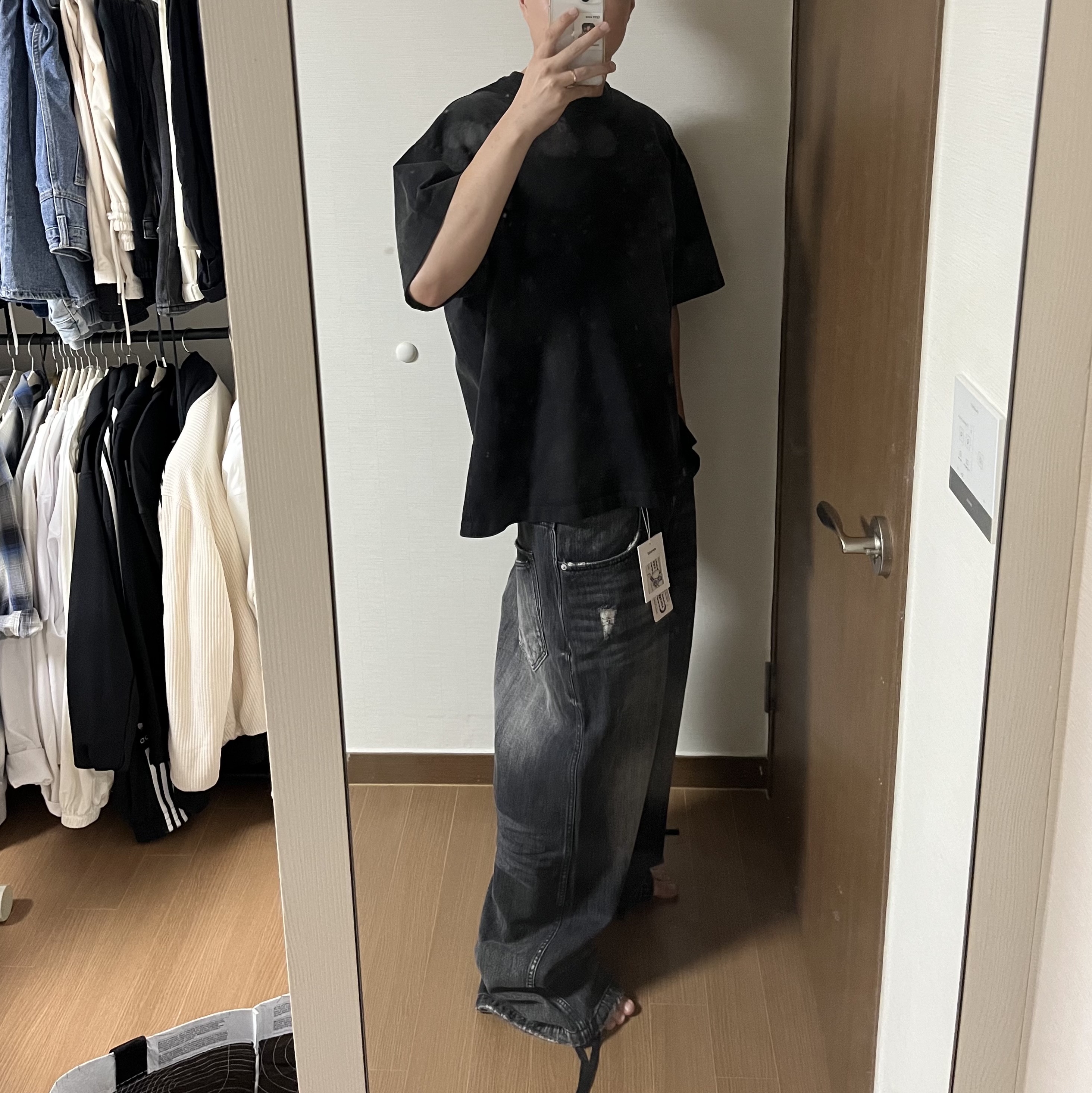 Nonnod Double Pocket Japanese Denim Washed Black, Nonnod Back Detail T Shirt Washed Black 착용 스타일 - 3