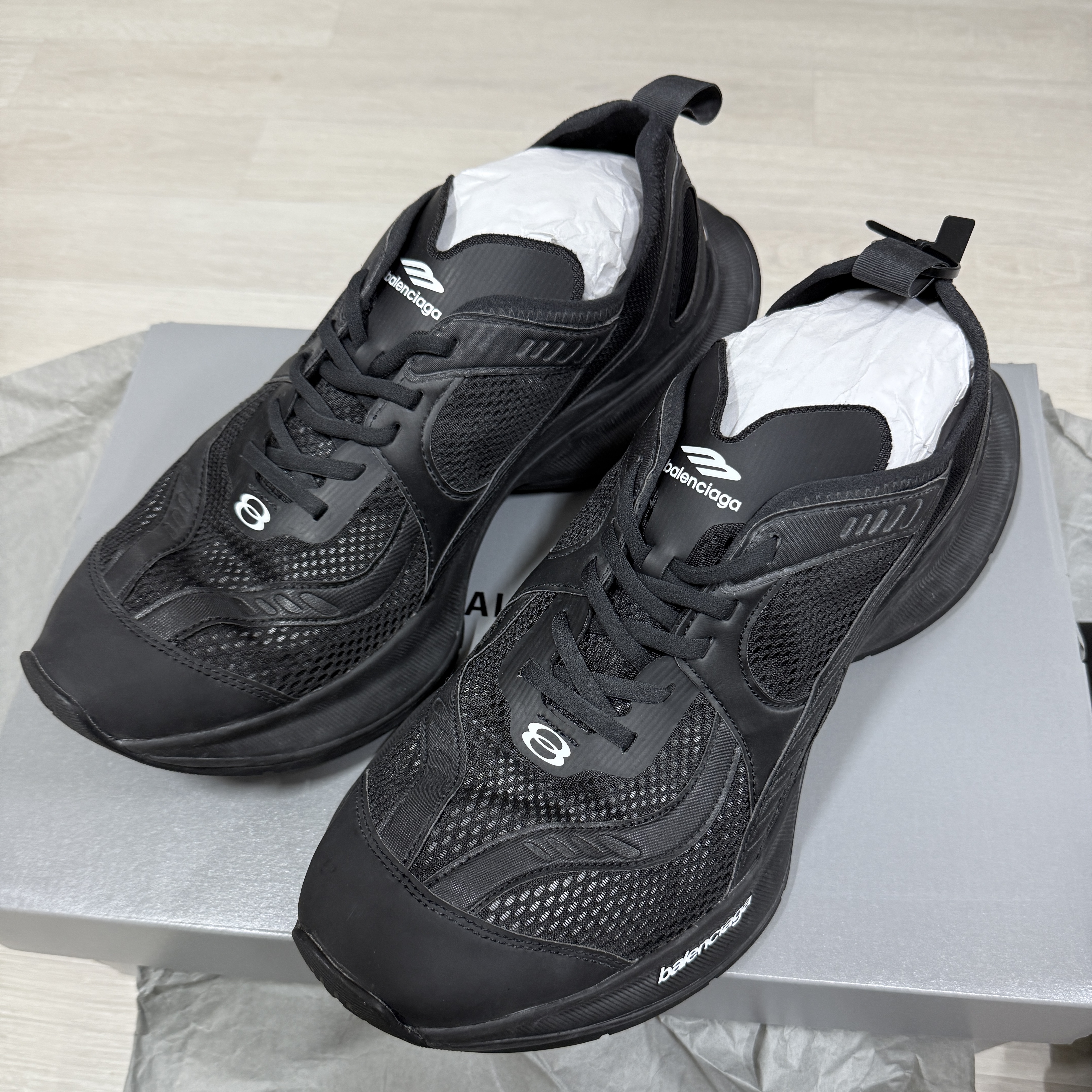 Balenciaga Circuit Sneaker Black 착용 스타일 - 2