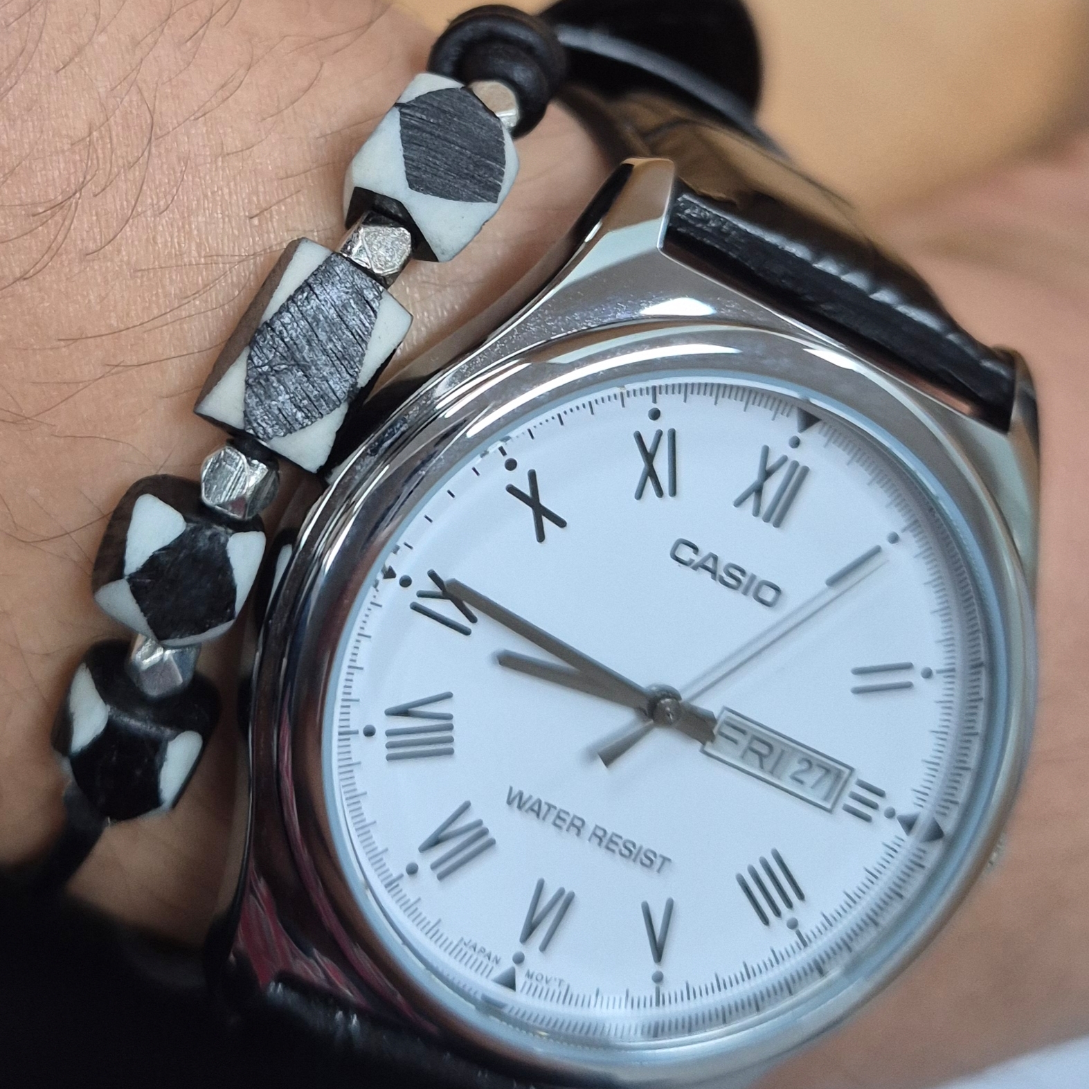 TOWTOW.ARCHIVE Dice Bracelet Black, Casio MTP-V006L-7BUDF 착용 스타일