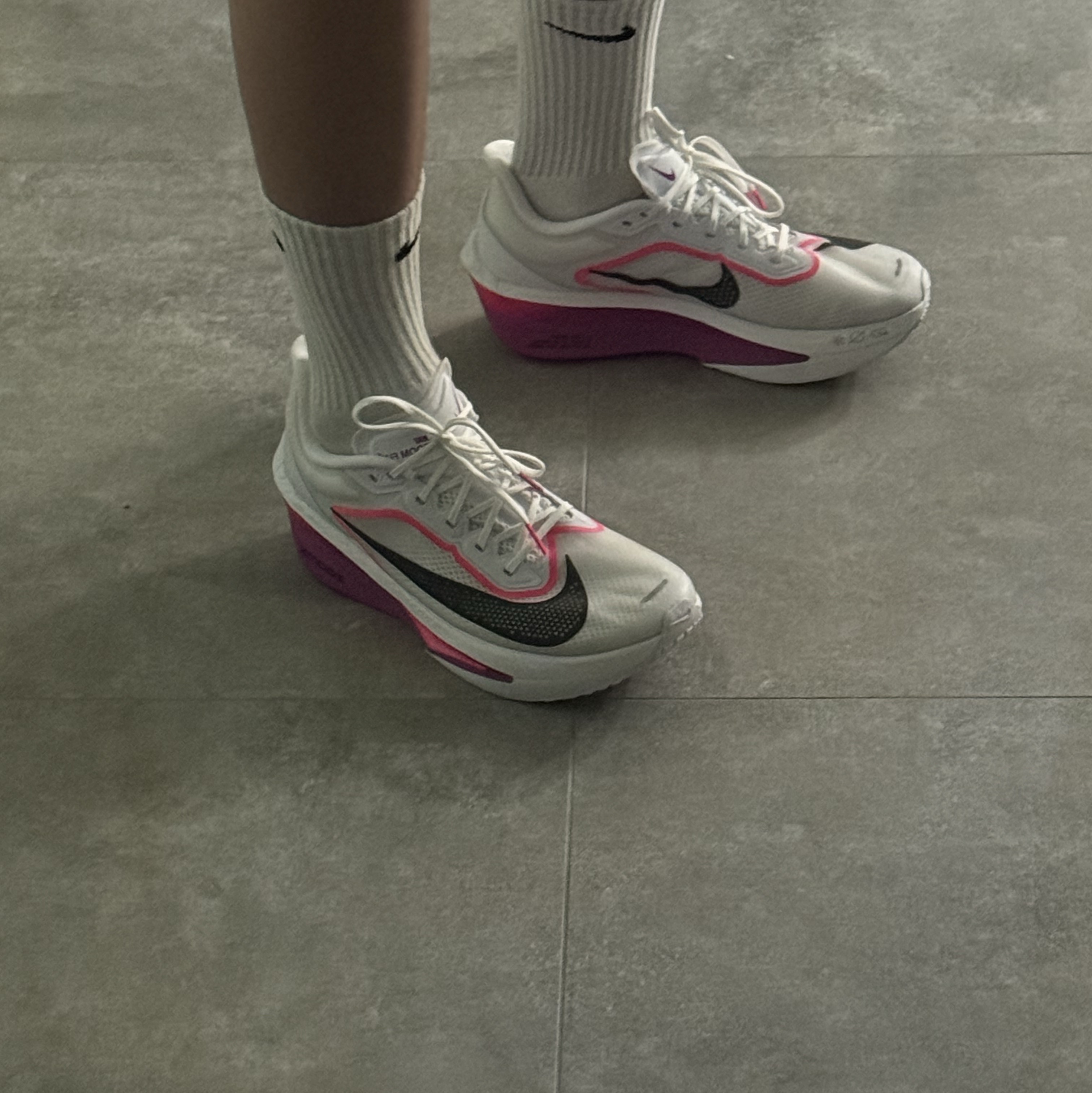 Nike Zoom Fly 6 White Vivid Grape 착용 스타일 - 2
