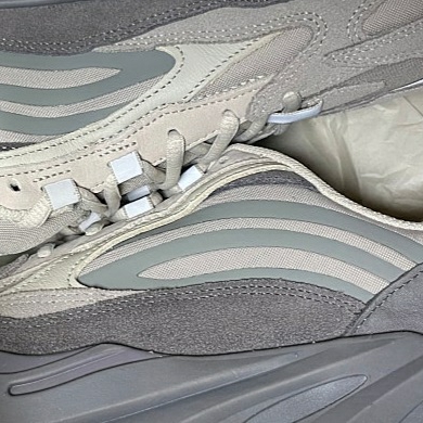 Adidas Yeezy Boost 700 V2 Tephra 2023 착용 스타일