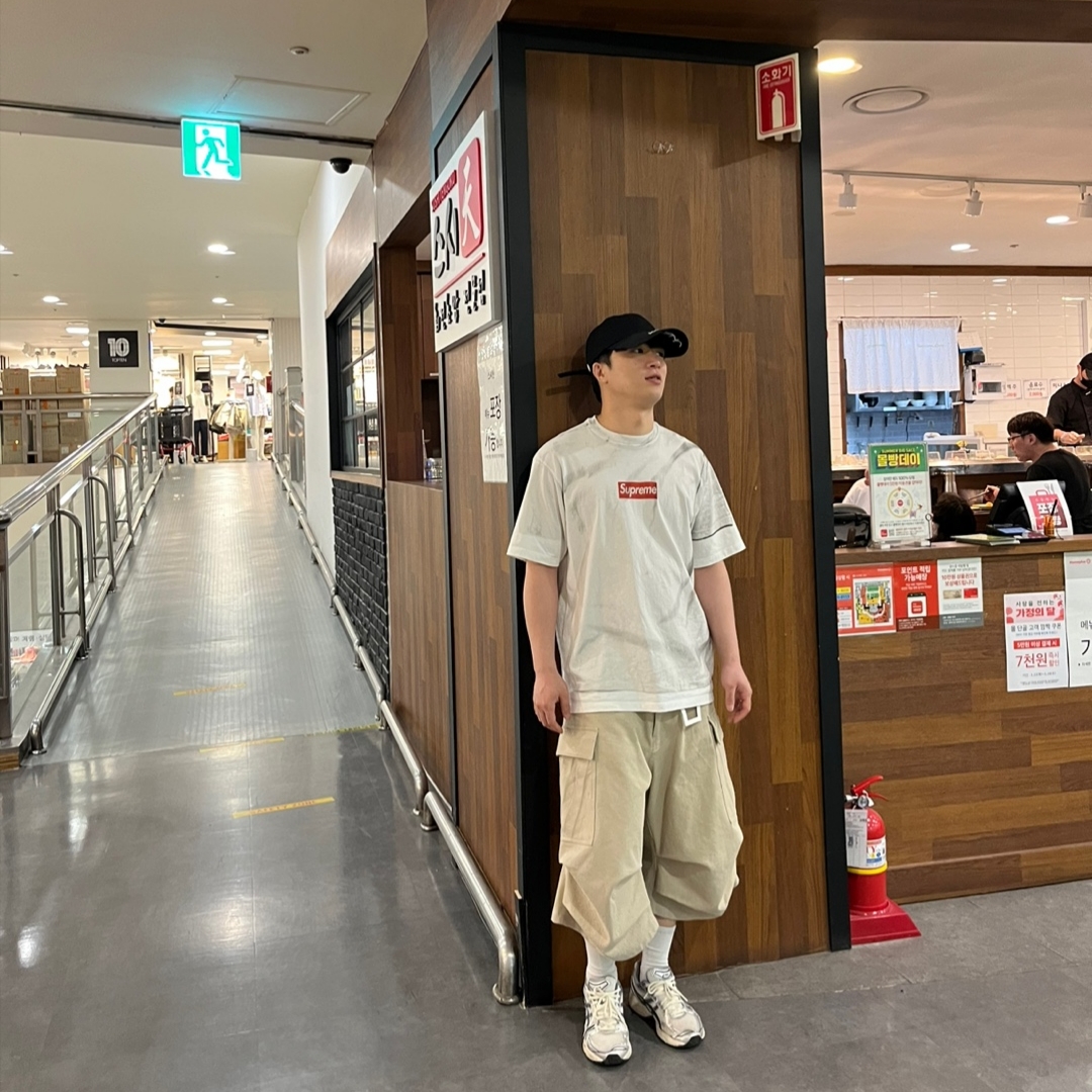Supreme x MM6 Maison Margiela Box Logo T-Shirt White - 24SS, Nonnod Side cargo shorts Beige 착용 스타일 - 1