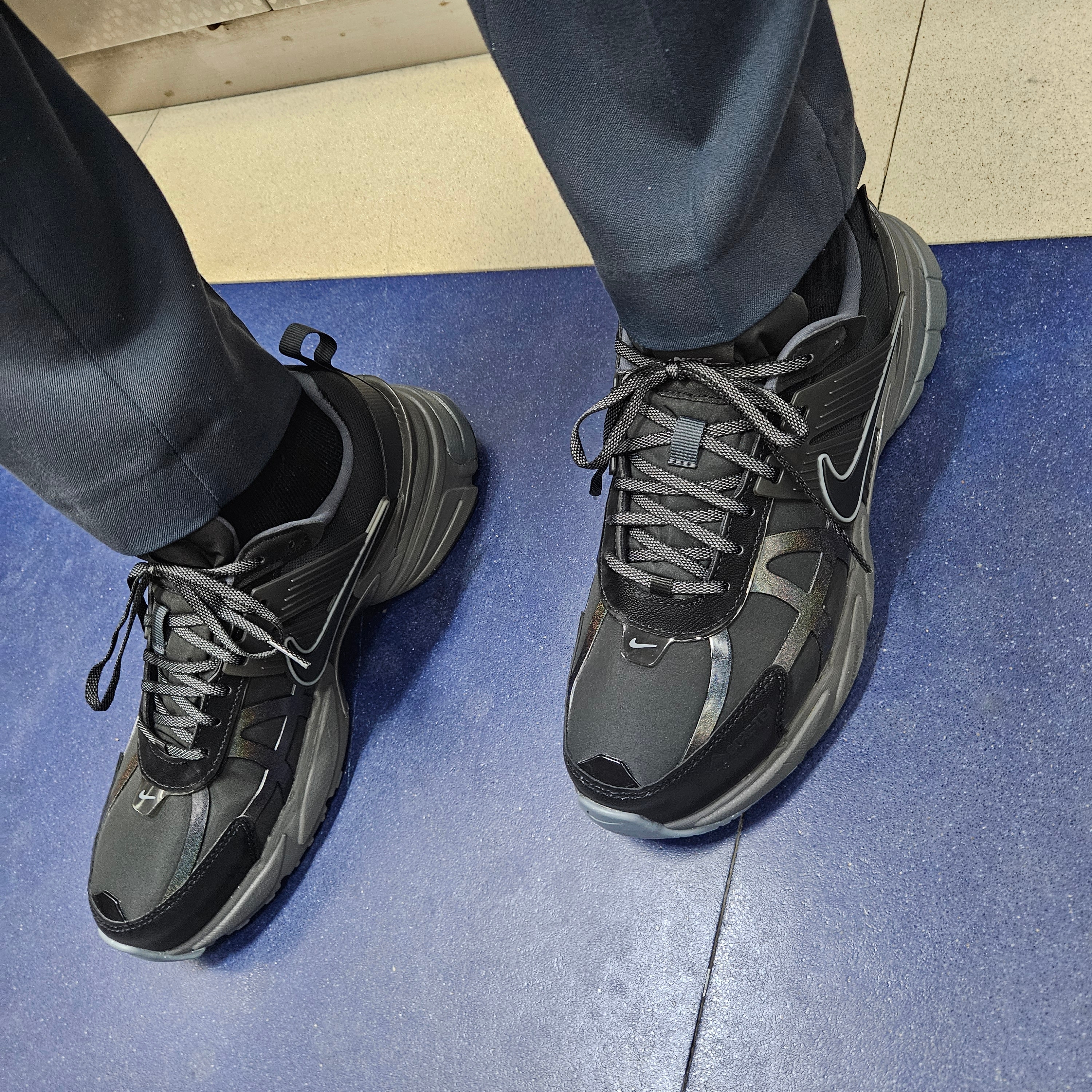 (W) Nike V2K Run Gore-Tex Black Iron Grey 착용 스타일