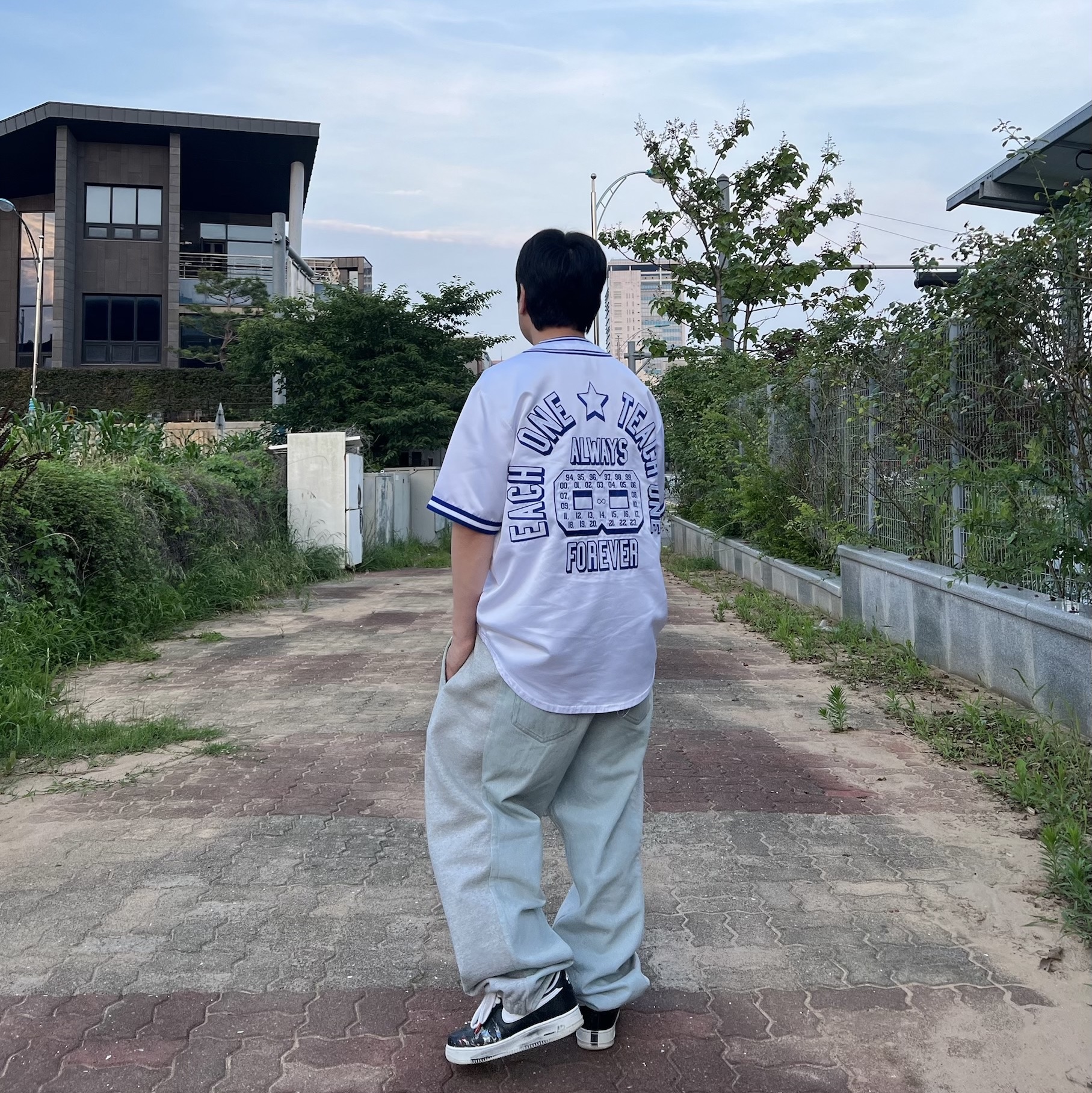 Supreme Mitchell & Ness Satin Baseball Jersey White - 23SS, Nike x Peaceminusone Air Force 1 Low Para-Noise 착용 스타일 - 2