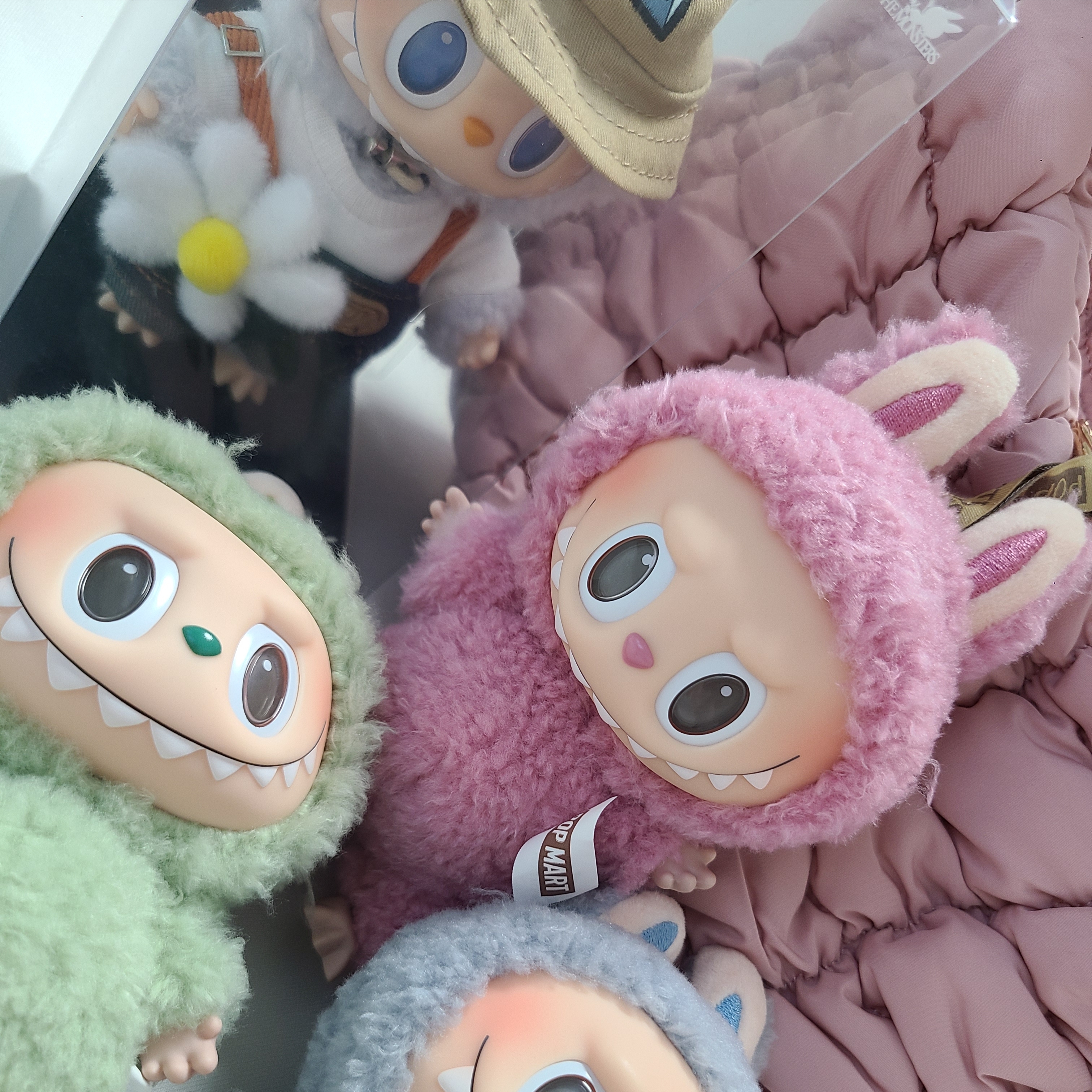 COS Quilted Mini Bag Pink, Pop Mart The Monsters Labubu Tasty Macarons Series Sealed Case (6 Blind Boxes) 착용 스타일 - 1