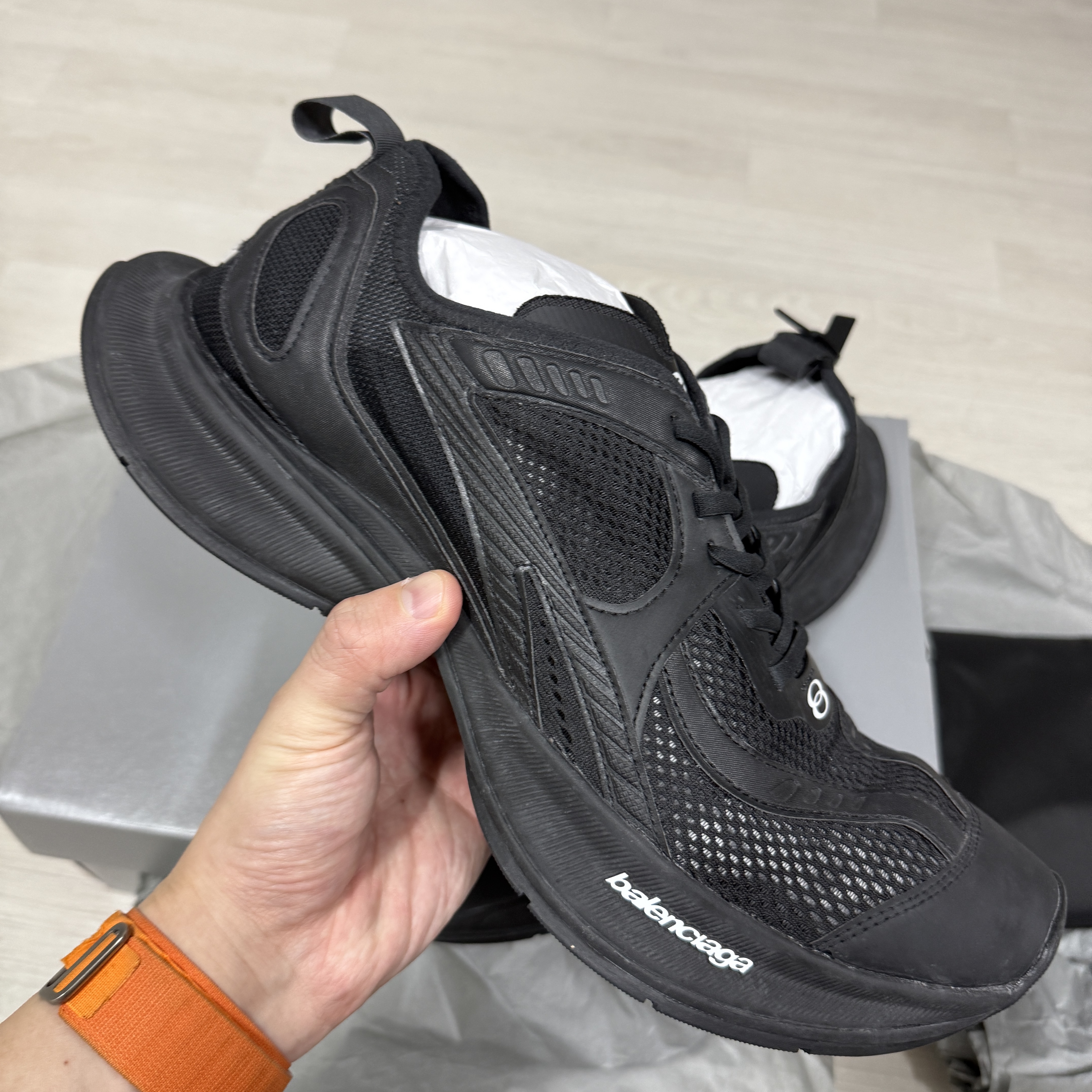 Balenciaga Circuit Sneaker Black 착용 스타일 - 1