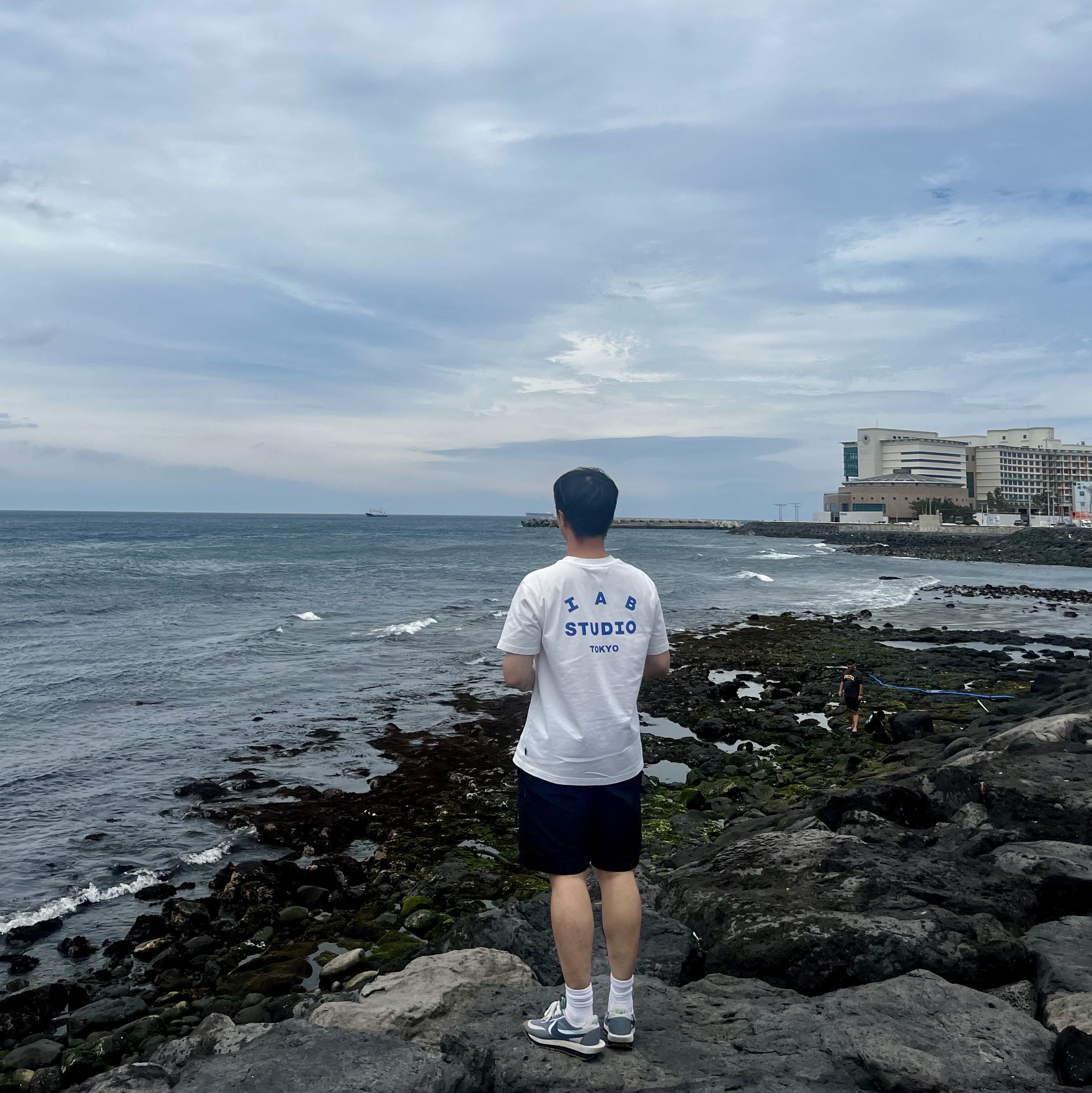 IAB Studio Tokyo T-Shirt White, Palace Cripstop Grid Shorts Black - 22SS 착용 스타일