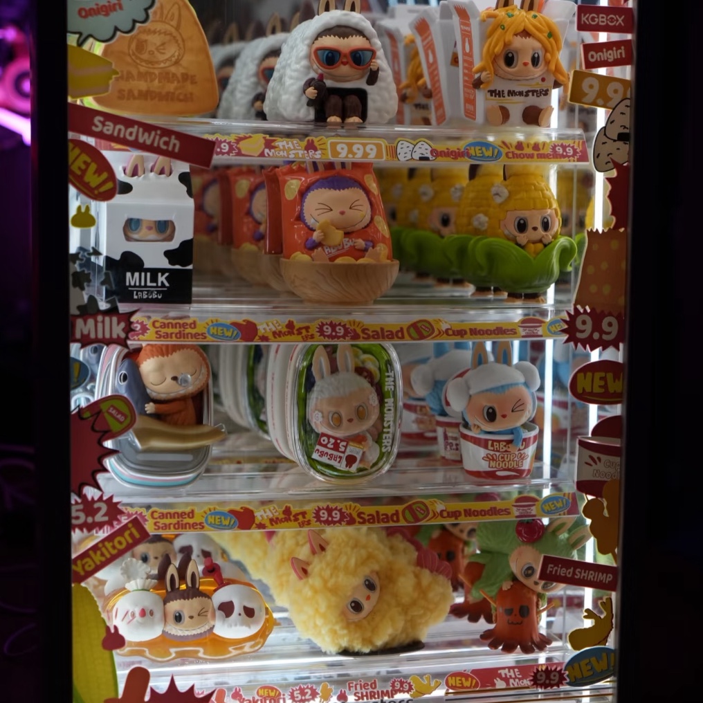 Pop Mart Labubu The Monsters Wacky Mart Series Figures Chips (Opened Case) 착용 스타일