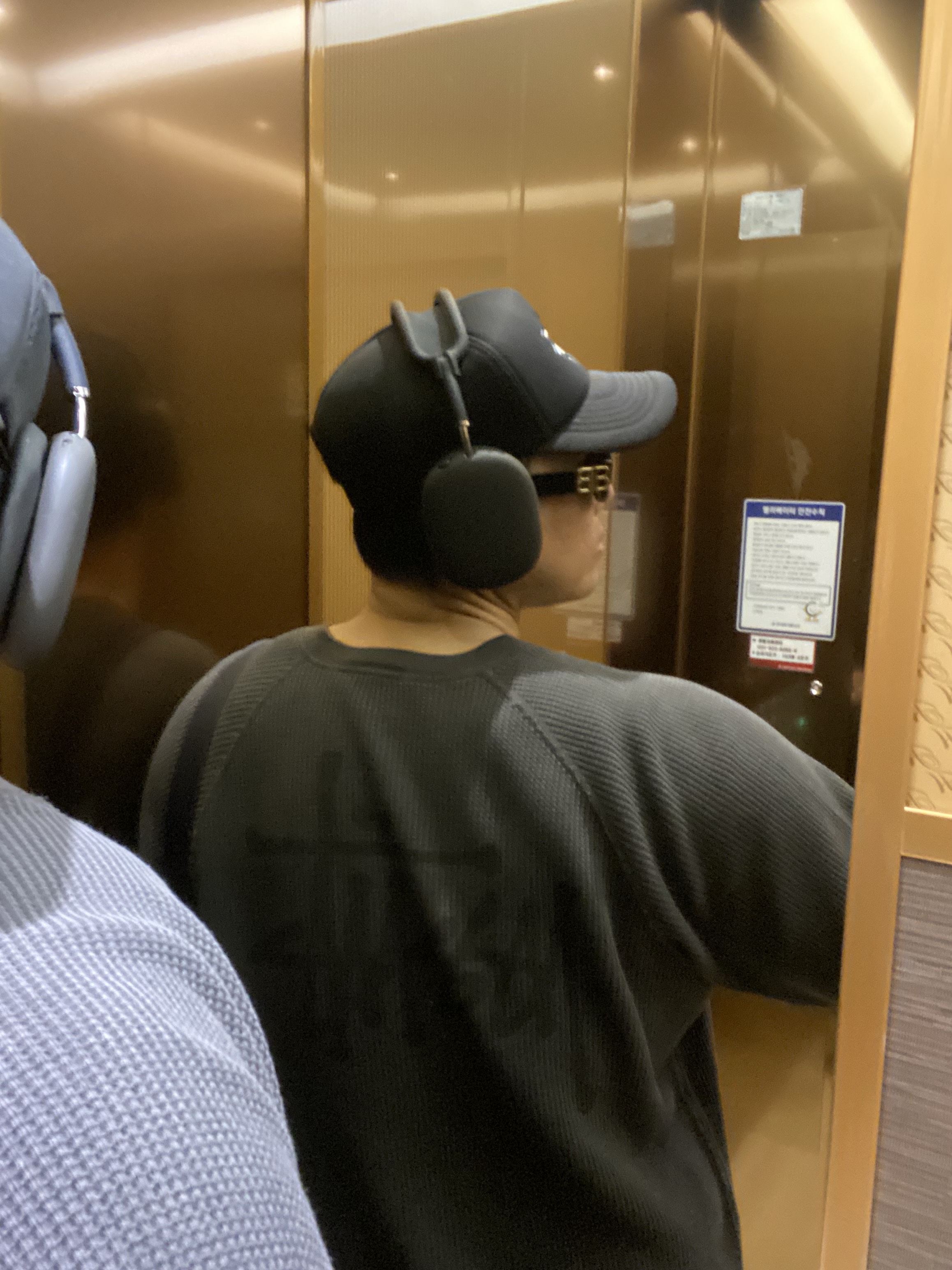 Apple AirPods Max USB C Midnight (Korean Ver.), Stussy Basic Trucker Cap Black 착용 스타일 - 2
