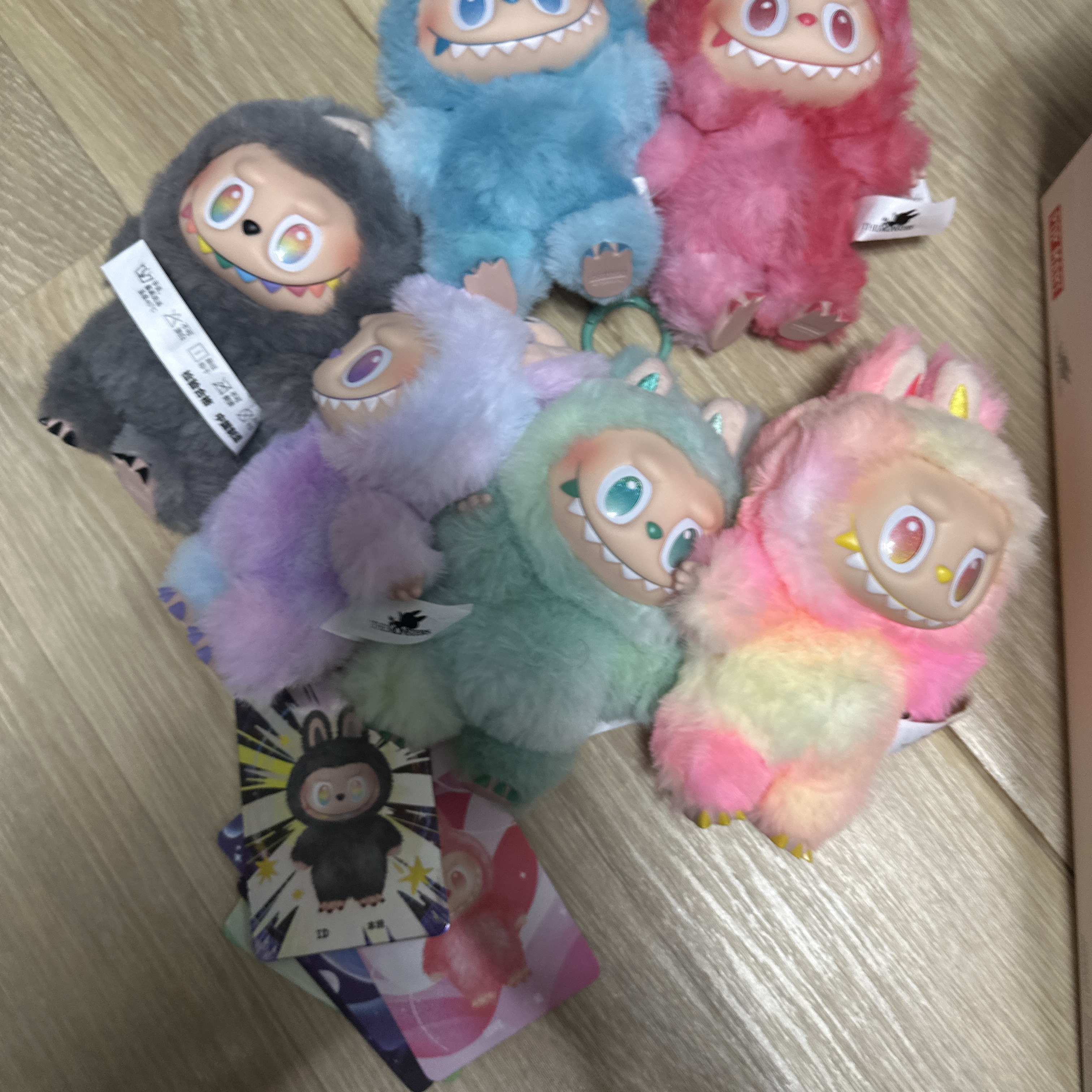 Pop Mart Labubu The Monsters Highlight Series Sealed Case (6 Blind Boxes) 착용 스타일