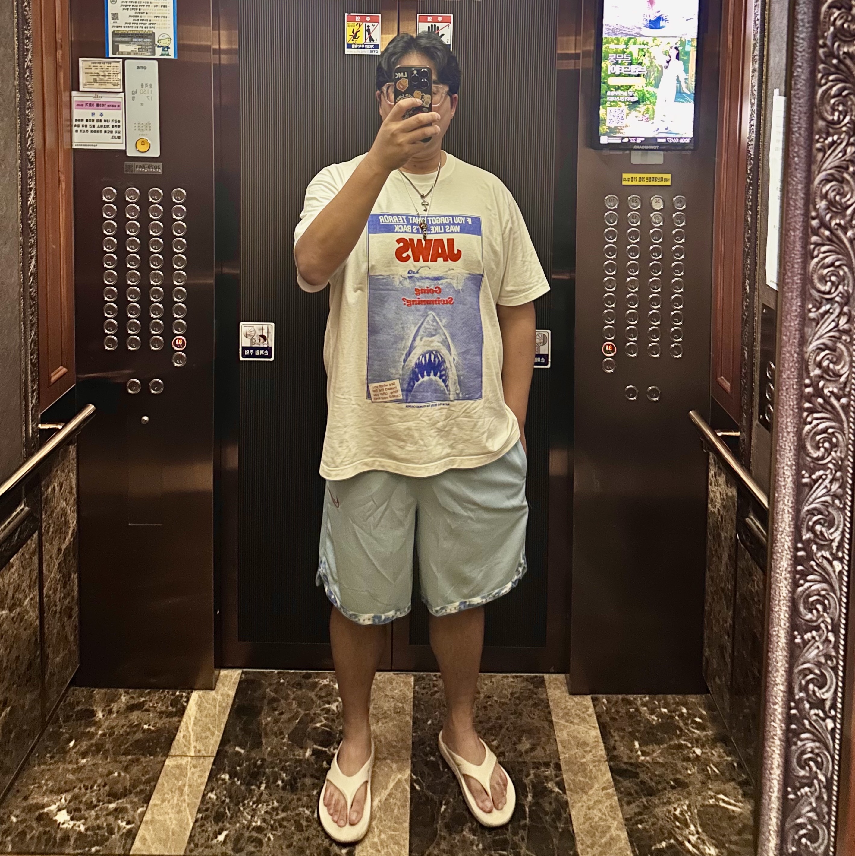 Uniqlo UT x Universal Pictures Graphic T-Shirt Jaws White 착용 스타일 - 1