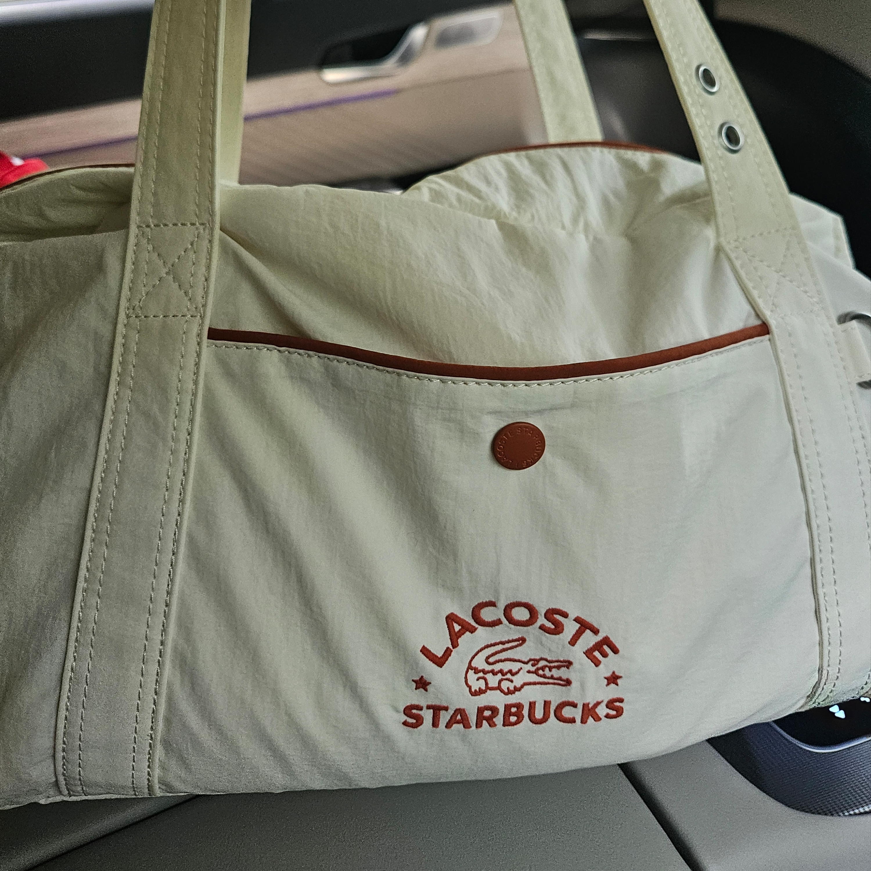 Starbucks x Lacoste Trent Towel Ivory, Starbucks x Lacoste Trent Towel Stripe 착용 스타일 - 7