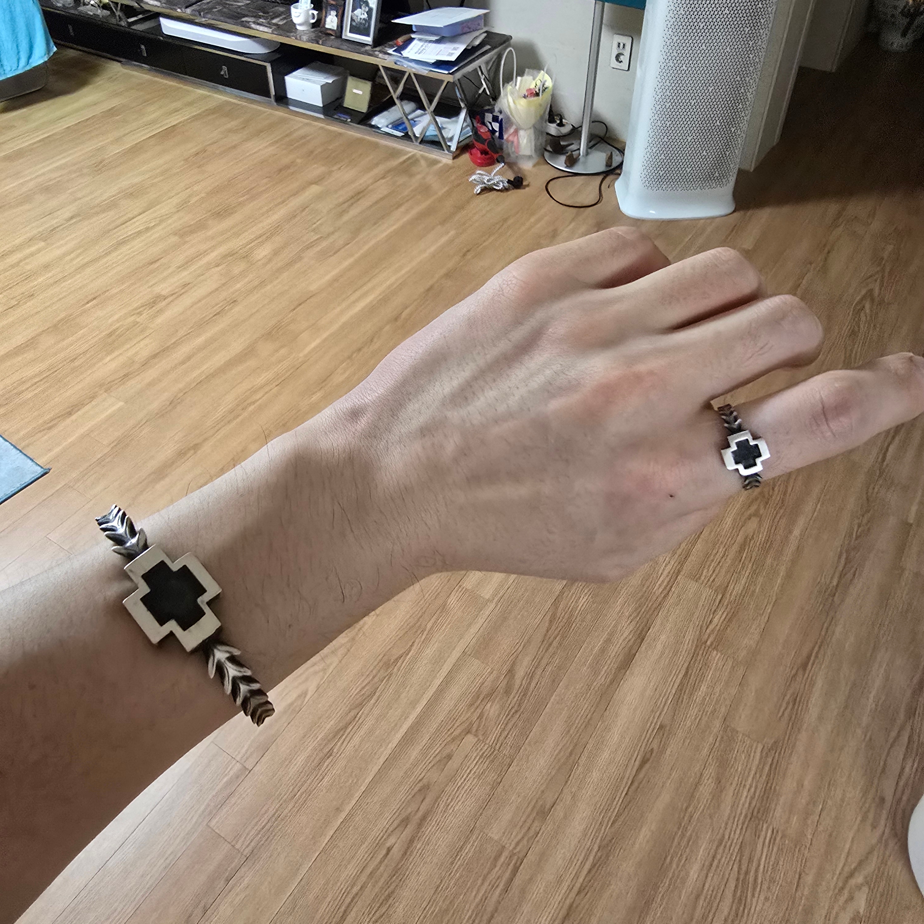Artwork Museum x Plutus Spike Ring 착용 스타일