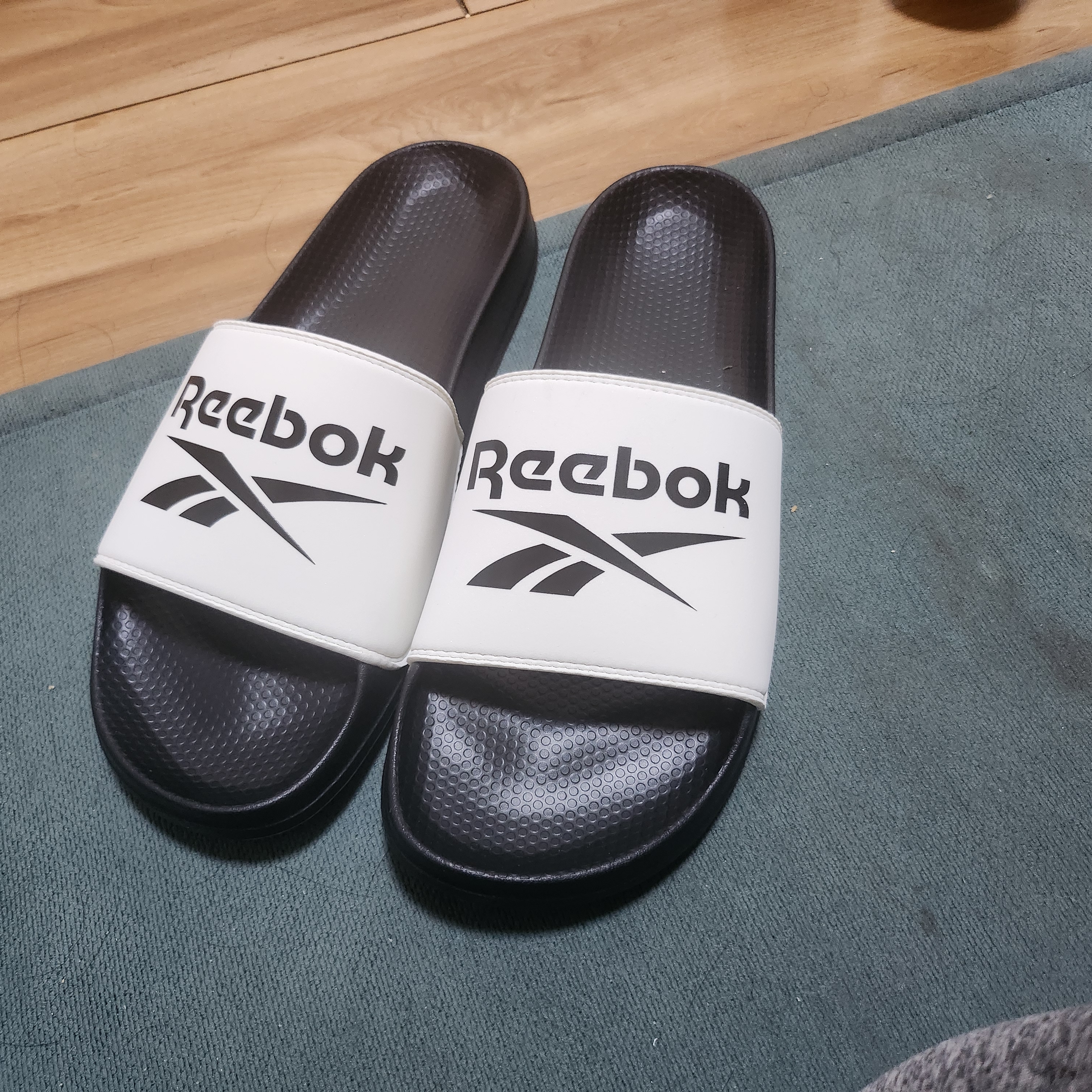 Reebok Fulgur Slide White Black 착용 스타일