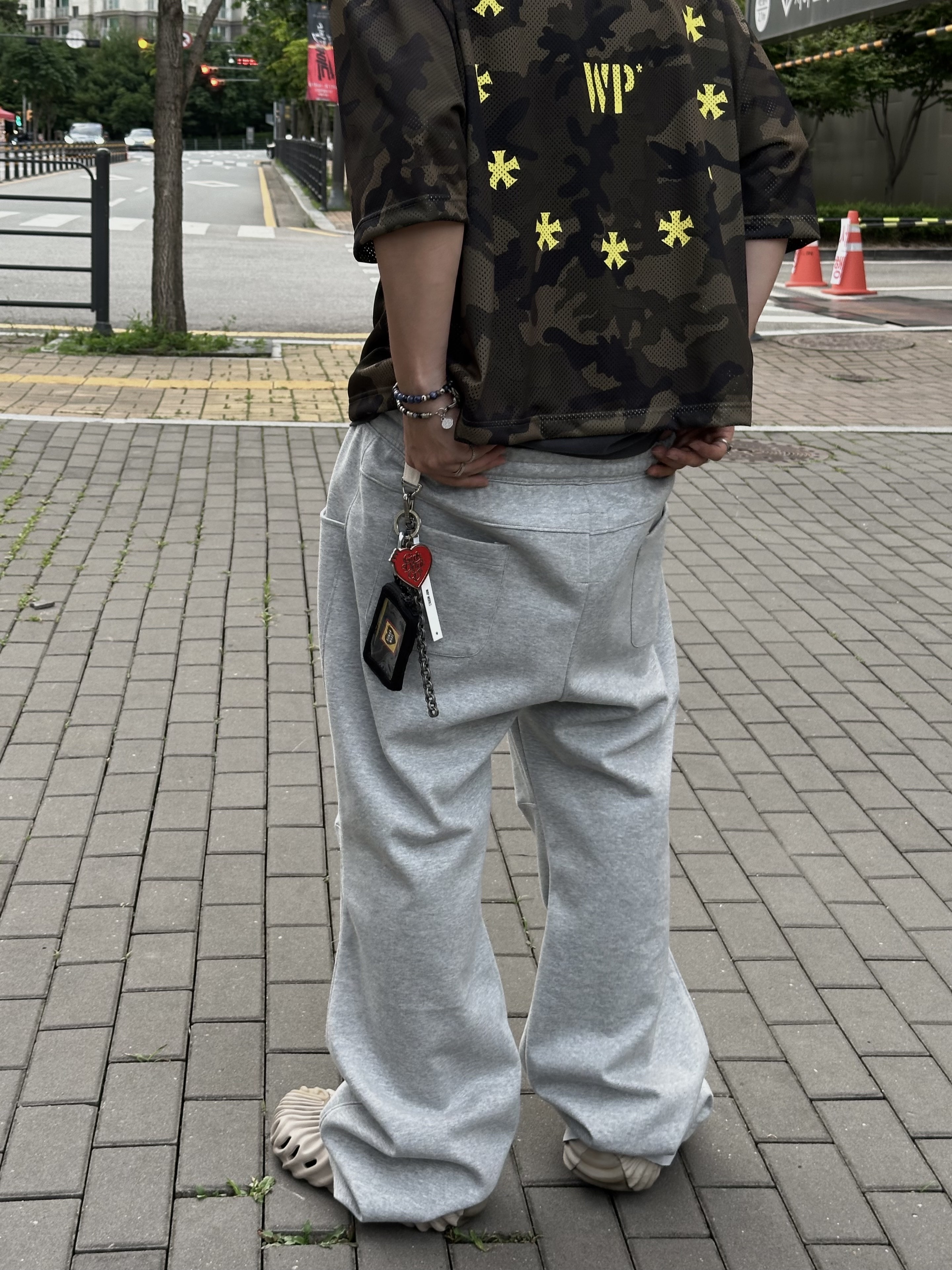 Crocs x Salehe Bembury Pollex Clog Horchata, Wapworks Flare Layerd Sweat Pants Grey 착용 스타일 - 2