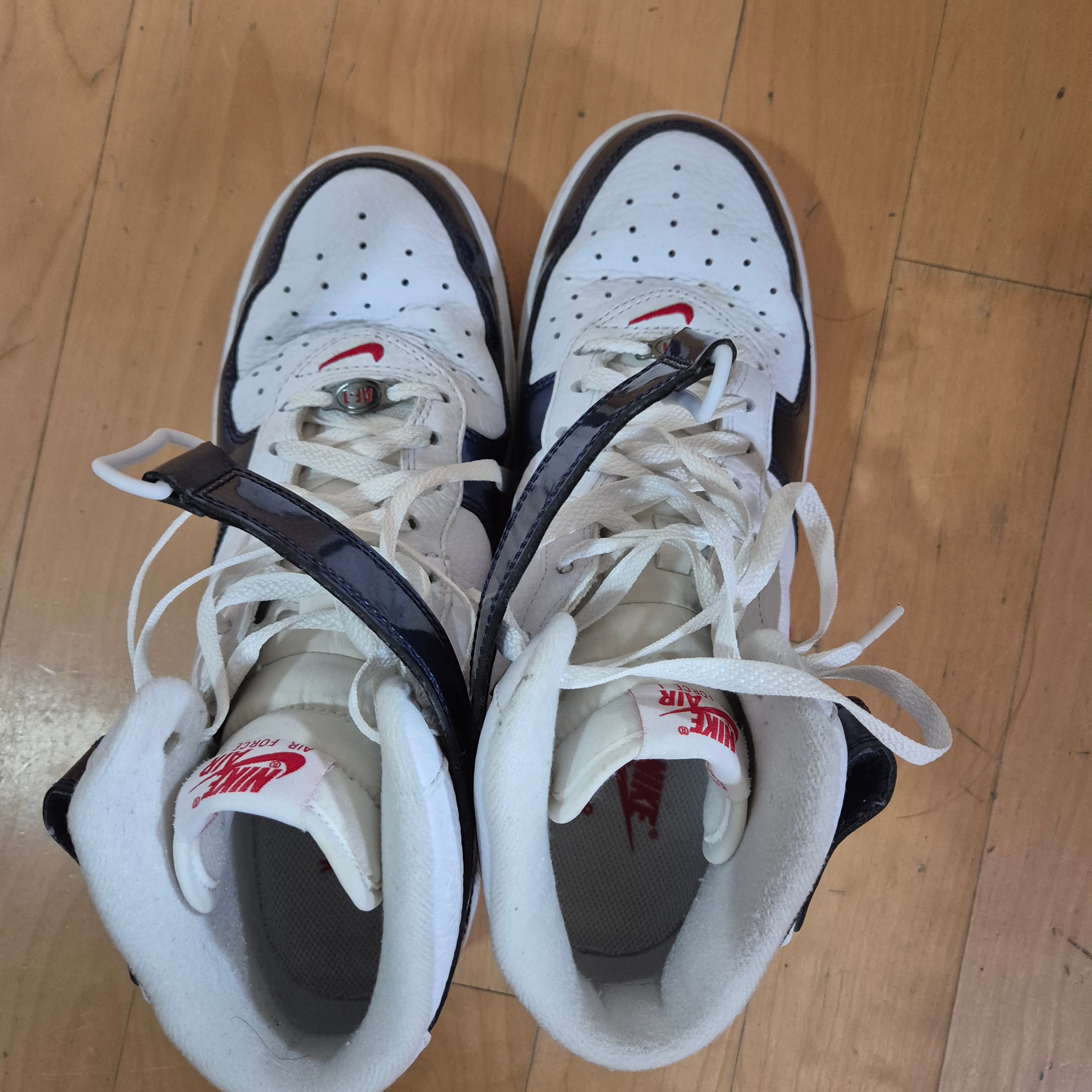Nike Air Force 1 Mid QS University Red and Midnight Navy 착용 스타일